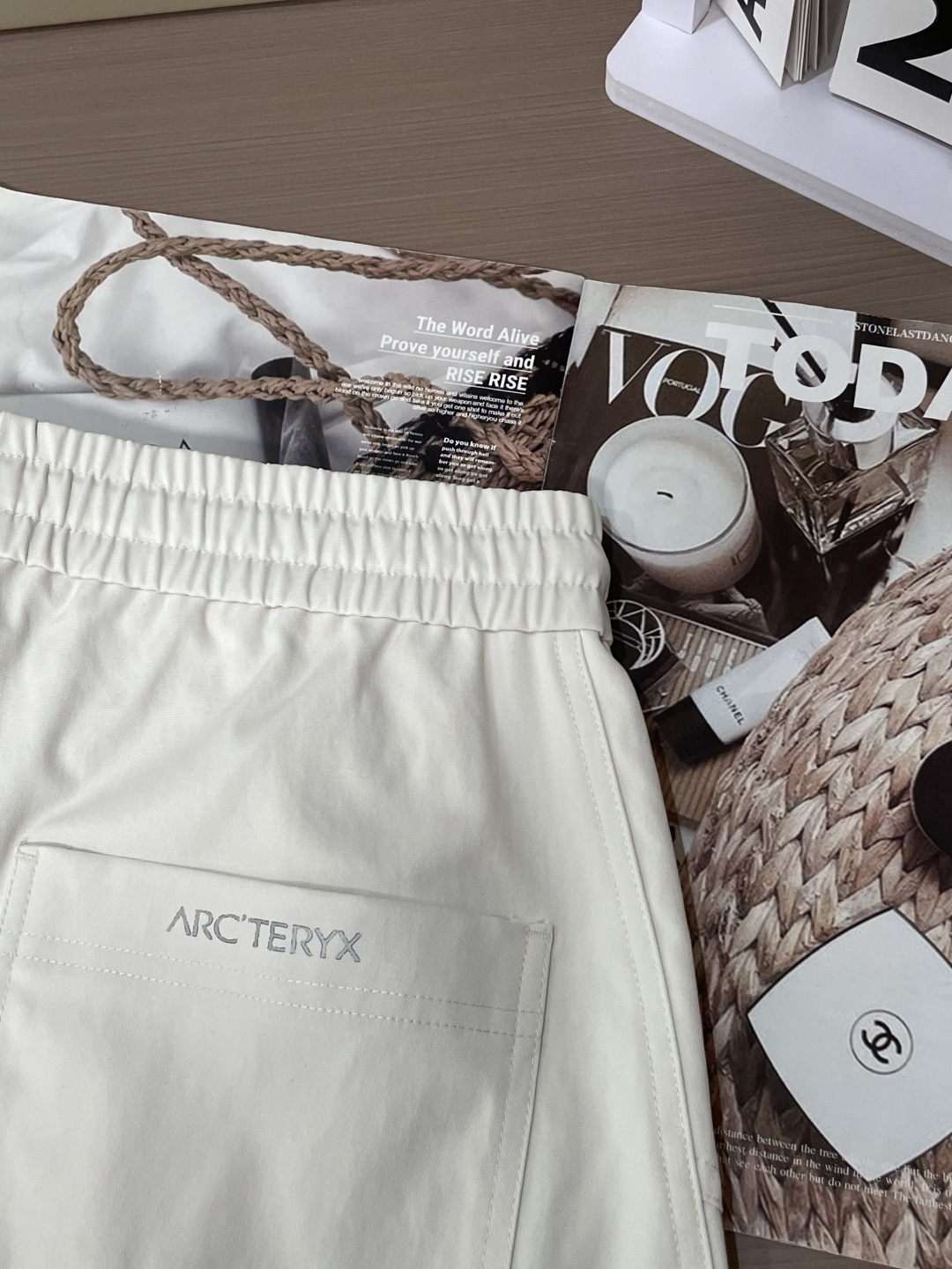 
始祖鸟 2025秋冬最新休闲裤 潮人必备 版型超赞，能很好的修复各种腿型，非常个性！柔软排汗，舒适度极