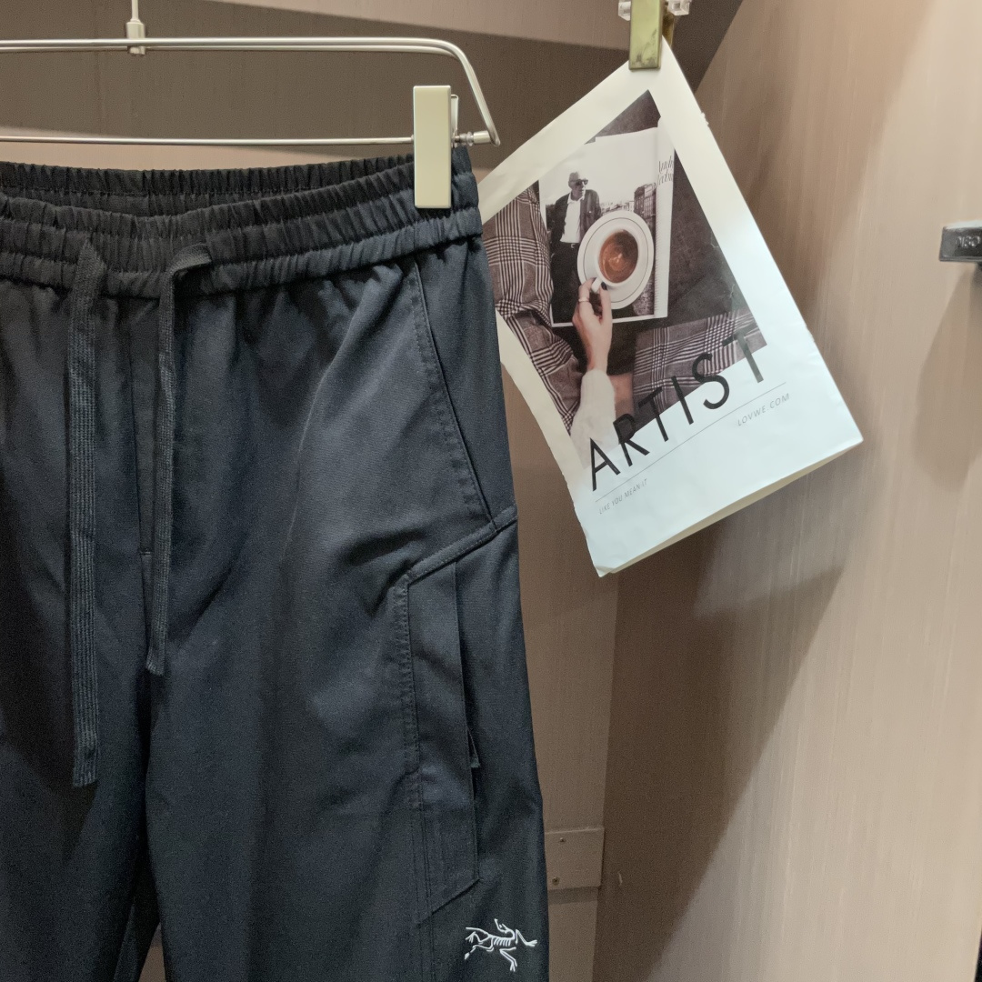 
始祖鸟 2025秋冬最新休闲裤 潮人必备 版型超赞，能很好的修复各种腿型，非常个性！柔软排汗，舒适度极