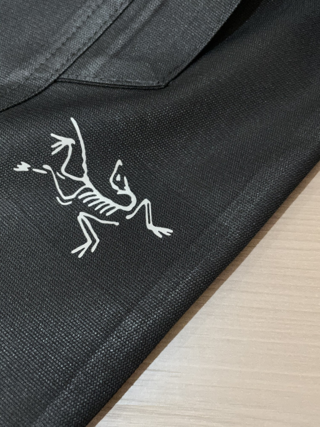 
始祖鸟 2025秋冬最新休闲裤 潮人必备 版型超赞，能很好的修复各种腿型，非常个性！柔软排汗，舒适度极