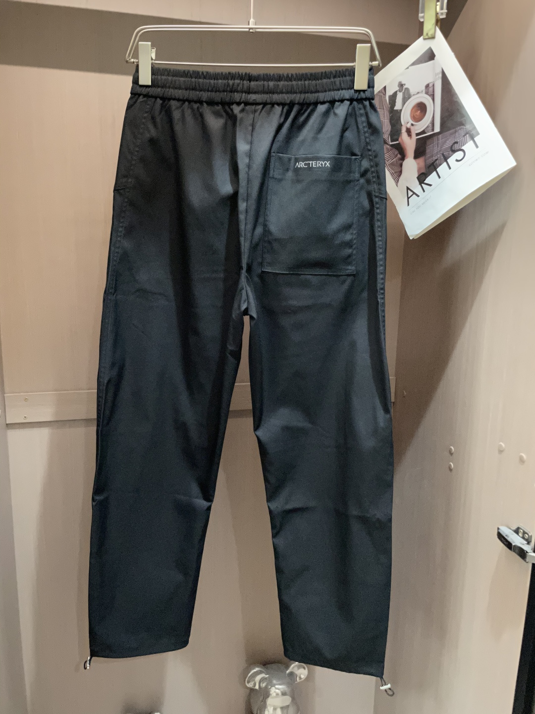 
始祖鸟 2025秋冬最新休闲裤 潮人必备 版型超赞，能很好的修复各种腿型，非常个性！柔软排汗，舒适度极