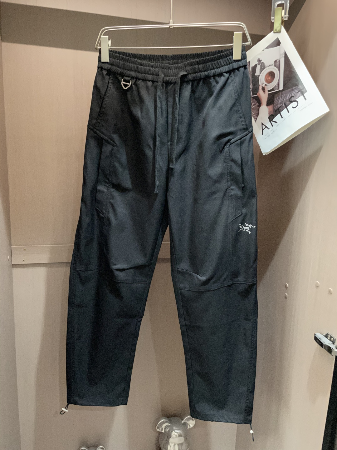 
始祖鸟 2025秋冬最新休闲裤 潮人必备 版型超赞，能很好的修复各种腿型，非常个性！柔软排汗，舒适度极