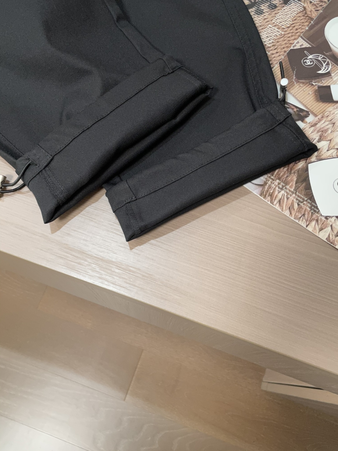 
始祖鸟 2025秋冬最新休闲裤 潮人必备 版型超赞，能很好的修复各种腿型，非常个性！柔软排汗，舒适度极