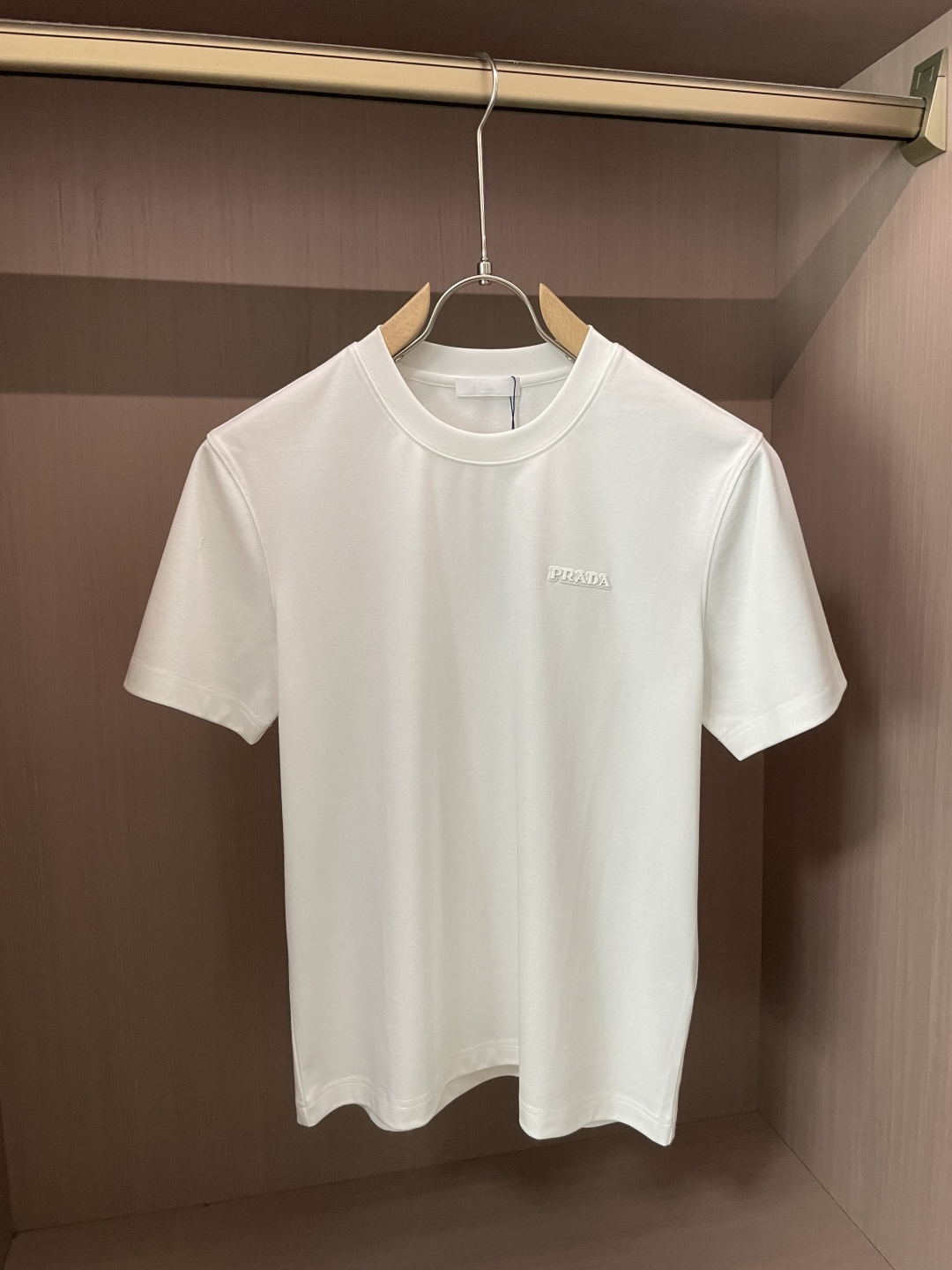 NO:516600,Prad's big recommendation!  2025ss summer clothing new products, on sale in counter, the latest series of pattern logo short-sleeved T-shirts, the rhythm of each person having to hand in one piece!  Imported top high-density mercerized cotton fabric is extremely skin-friendly and comfortable. It feels very delicate to the touch, has a good texture, and perfectly reflects the three-dimensional feeling. It is in line with the brand's consistent design style. It is a very good overall style. It is completely fine to wear it alone. 3 sizes S-XXL, prada, T-shirt,tees, t-shirt,alexander wang19860909Prad 重磅推荐！2025ss夏装新品 专柜在售 最新系列图案logo短袖T恤 必须人手一件的节奏！进口顶极高密度丝光棉面料,极为亲肤舒适 摸上去非常的细腻,质感很好,完美体现立体感 符合品牌一贯设计风格,整体非常不错的一款,内搭单穿都完全没问题 3 尺码S-XXL,,prada,T-shirt,tees，t-shirt,alexander wang,Men's clothing