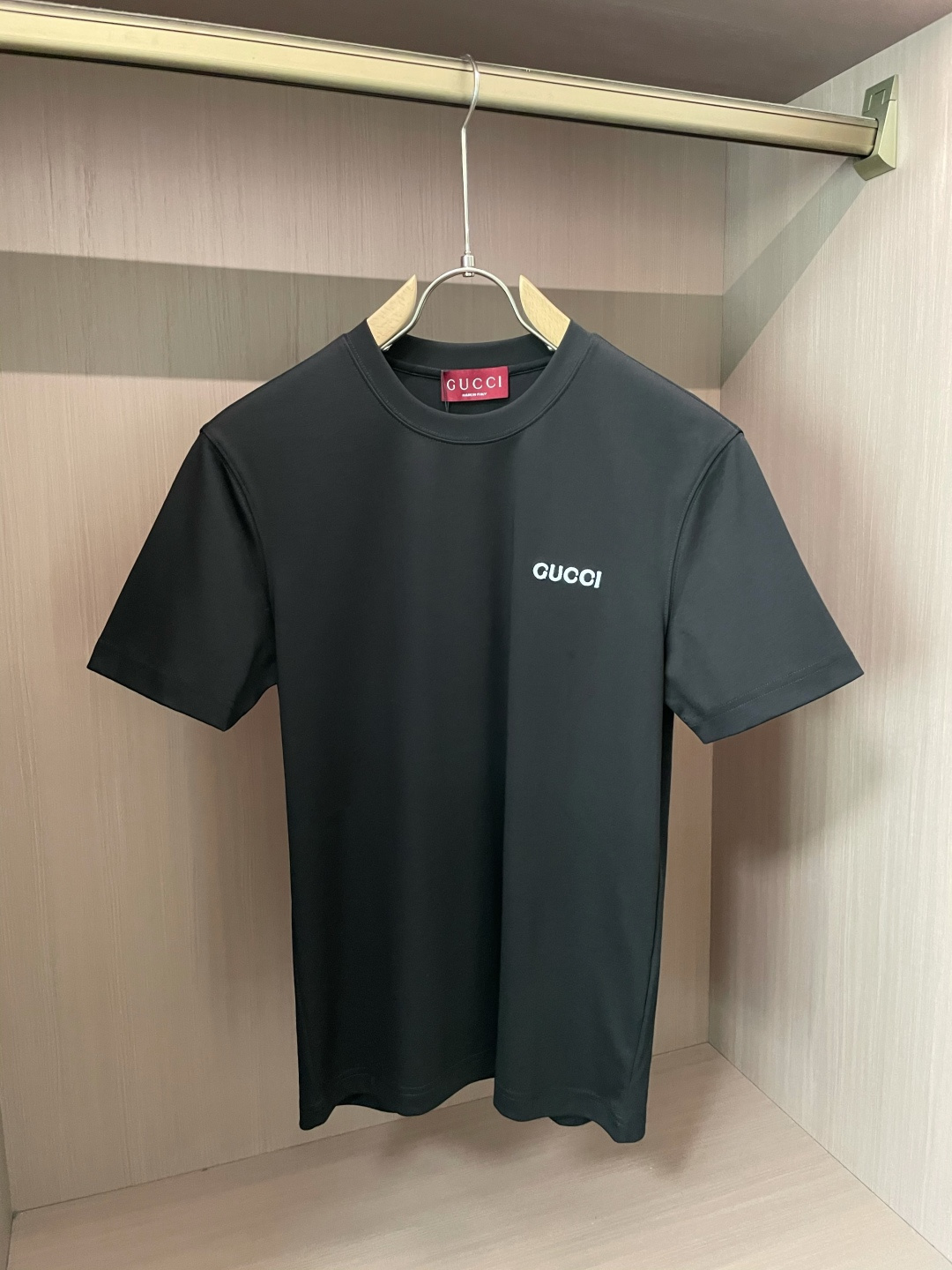 NO:516603,Gucc’s big recommendation!  2025ss summer clothing new products, on sale in counter, the latest series of pattern logo short-sleeved T-shirts, the rhythm of each person having to hand in one piece!  Imported top high-density mercerized cotton fabric is extremely skin-friendly and comfortable. It is very delicate to touch, has a good texture, and perfectly reflects the three-dimensional feeling. It is in line with the brand's consistent design style. It is a very good overall style. It is completely fine to wear it alone. 3 sizes S-XXL, gucci, T-shirt,tees, t-shirt,alexander wang19860909Gucc 重磅推荐！2025ss夏装新品 专柜在售 最新系列图案logo短袖T恤 必须人手一件的节奏！进口顶极高密度丝光棉面料,极为亲肤舒适 摸上去非常的细腻,质感很好,完美体现立体感 符合品牌一贯设计风格,整体非常不错的一款,内搭单穿都完全没问题 3 尺码S-XXL,,gucci,T-shirt,tees，t-shirt,alexander wang,Men's clothing