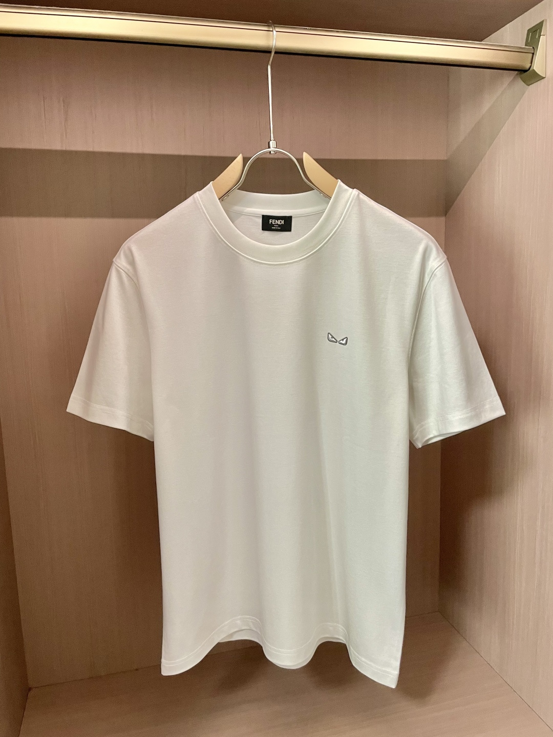 NO:516606,FD's big recommendation!  2025ss summer clothing new products, on sale in counter, the latest series of pattern logo short-sleeved T-shirts, the rhythm of each person having to hand in one piece!  Imported top high-density mercerized cotton fabric is extremely skin-friendly and comfortable. It is very delicate to touch, has a good texture, and perfectly reflects the three-dimensional feeling. It is in line with the brand's consistent design style. It is a very good overall style. It is completely fine to wear it alone. 3 sizes S-XXL, T-shirt,tees, t-shirt,alexander wang19860909FD 重磅推荐！2025ss夏装新品 专柜在售 最新系列图案logo短袖T恤 必须人手一件的节奏！进口顶极高密度丝光棉面料,极为亲肤舒适 摸上去非常的细腻,质感很好,完美体现立体感 符合品牌一贯设计风格,整体非常不错的一款,内搭单穿都完全没问题 3 尺码S-XXL,,T-shirt,tees，t-shirt,alexander wang,Men's clothing