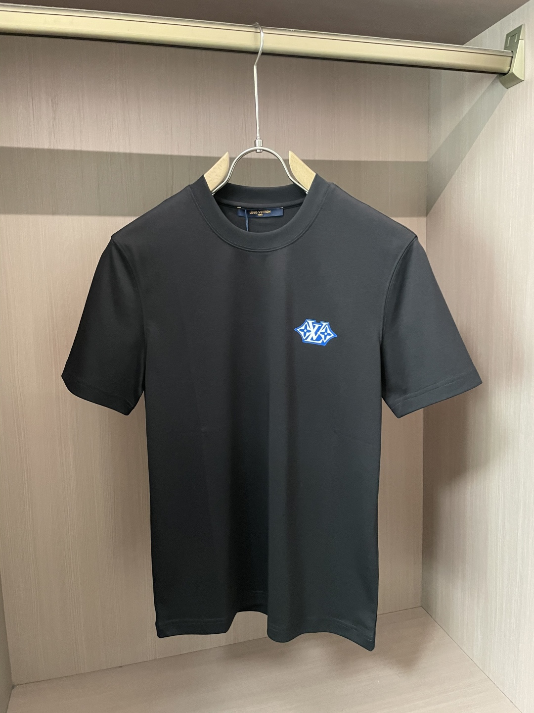 NO:516609,Lv big recommendation!  2025ss summer clothing new products, on sale in counter, the latest series of pattern logo short-sleeved T-shirts, the rhythm of each person having to hand in one piece!  Imported top high-density mercerized cotton fabric is extremely skin-friendly and comfortable. It is very delicate to touch, has a good texture, and perfectly reflects the three-dimensional feeling. It is in line with the brand's consistent design style. It is a very good overall style. It is completely fine to wear it alone. 3 sizes S-XXL,,louis vuitton,T-shirt,tees,t-shirt,alexander wang19860909Lv 重磅推荐！2025ss夏装新品 专柜在售 最新系列图案logo短袖T恤 必须人手一件的节奏！进口顶极高密度丝光棉面料,极为亲肤舒适 摸上去非常的细腻,质感很好,完美体现立体感 符合品牌一贯设计风格,整体非常不错的一款,内搭单穿都完全没问题 3 尺码S-XXL,,louis vuitton,T-shirt,tees，t-shirt,alexander wang,Men's clothing