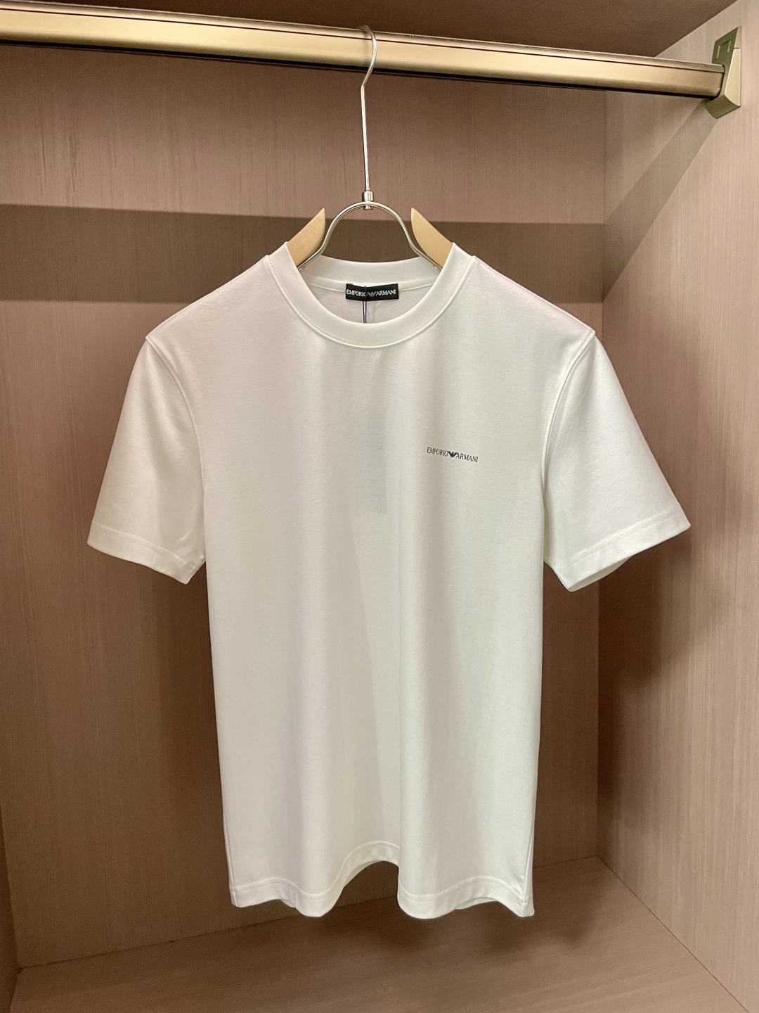 NO:516612,Armani's big recommendation!  2025ss summer clothing new products, on sale in counter, the latest series of pattern logo short-sleeved T-shirts, the rhythm of each person having to hand in one piece!  Imported top high-density mercerized cotton fabric is extremely skin-friendly and comfortable. It is very delicate to touch, has a good texture, and perfectly reflects the three-dimensional feeling. It is in line with the brand's consistent design style. It is a very good overall style. It is completely fine to wear it alone. 3 sizes S-XXL,,armani,T-shirt,tees,t-shirt,alexander wang19860909阿玛尼 重磅推荐！2025ss夏装新品 专柜在售 最新系列图案logo短袖T恤 必须人手一件的节奏！进口顶极高密度丝光棉面料,极为亲肤舒适 摸上去非常的细腻,质感很好,完美体现立体感 符合品牌一贯设计风格,整体非常不错的一款,内搭单穿都完全没问题 3 尺码S-XXL,,armani,T-shirt,tees，t-shirt,alexander wang,Men's clothing