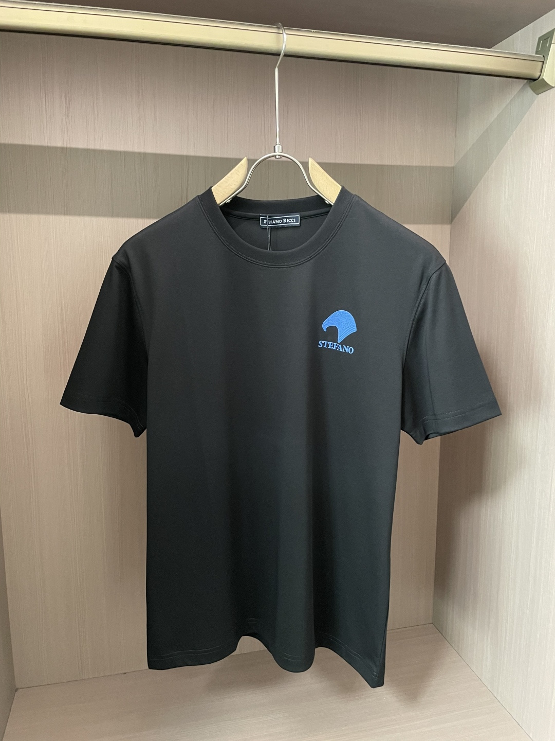 NO:516615,Stephen’s big recommendation!  2025ss summer clothing new products, on sale in counter, the latest series of pattern logo short-sleeved T-shirts, the rhythm of each person having to hand in one piece!  Imported top high-density mercerized cotton fabric is extremely skin-friendly and comfortable. It is very delicate to touch, has a good texture, and perfectly reflects the three-dimensional feeling. It is in line with the brand's consistent design style. It is a very good overall style. It is completely fine to wear it alone. 3 sizes S-XXL, T-shirt,tees, t-shirt,alexander wang19860909史蒂芬 重磅推荐！2025ss夏装新品 专柜在售 最新系列图案logo短袖T恤 必须人手一件的节奏！进口顶极高密度丝光棉面料,极为亲肤舒适 摸上去非常的细腻,质感很好,完美体现立体感 符合品牌一贯设计风格,整体非常不错的一款,内搭单穿都完全没问题 3 尺码S-XXL,,T-shirt,tees，t-shirt,alexander wang,Men's clothing