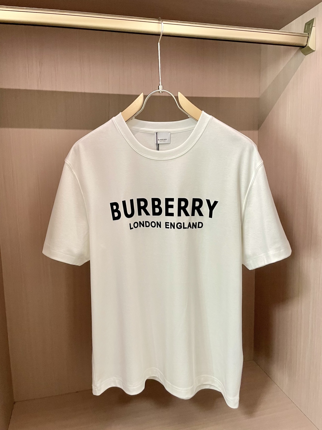 NO:516618,BUR big recommendation!  2025ss summer clothing new products, on sale in counter, the latest series of pattern logo short-sleeved T-shirts, the rhythm of each person having to hand in one piece!  Imported top high-density mercerized cotton fabric is extremely skin-friendly and comfortable. It is very delicate to touch, has a good texture, and perfectly reflects the three-dimensional feeling. It is in line with the brand's consistent design style. It is a very good overall style. It is completely fine to wear it alone. 3 sizes S-XXL, burberry, T-shirt, tees, t-shirt, alexander wang19860909BUR 重磅推荐！2025ss夏装新品 专柜在售 最新系列图案logo短袖T恤 必须人手一件的节奏！进口顶极高密度丝光棉面料,极为亲肤舒适 摸上去非常的细腻,质感很好,完美体现立体感 符合品牌一贯设计风格,整体非常不错的一款,内搭单穿都完全没问题 3 尺码S-XXL,,burberry,T-shirt,tees，t-shirt,alexander wang,Men's clothing