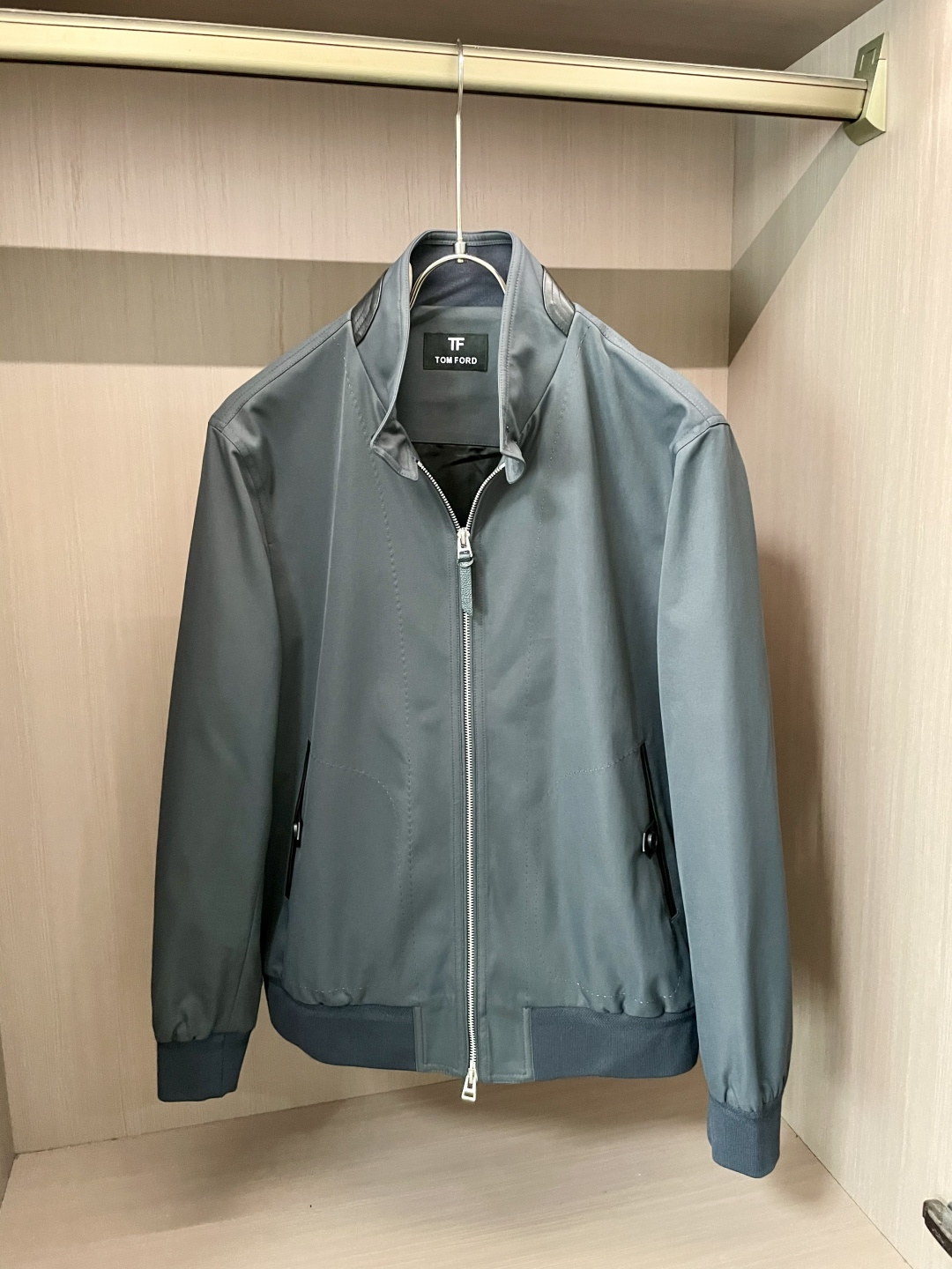 NO:516624,TF Early autumn new style Business commuting Old money style Classic stand-up collar jacket One of the essential styles of his home Business commuting can be matched very well. Stand collar zipper insert pocket Highlights of details Combined tailoring hardware accessories that highlight the texture of details. It is very intimate in terms of details. Simple and versatile but not monotonous. Customized hardware accessories, meticulous in details, lining, moderate thickness, warm and comfortable, and has a good sense of crispness. It is a very practical style for business casual wear. Size m-xxxl,,tom ford, jackets & coats, jackets & coats, alexander wang19860909TF 早秋新款 商务通勤 老钱风 经典款立领夹克外套 喜欢他家必备的款式之一 商务通勤 都能很好搭配 立领拉链插袋 凸显细节质感合体的剪裁五金辅料全品相订单 ,细节上把握非常走心 简约百搭而不单调 ,定制的五金辅料,细节的一丝不苟,有内衬 厚度适中 保暖舒适,又有很好的挺括感,平时商务休闲很实穿的一款  尺码m-xxxl,,tom ford,jackets & coats,jackets & coats,alexander wang,Men's clothing