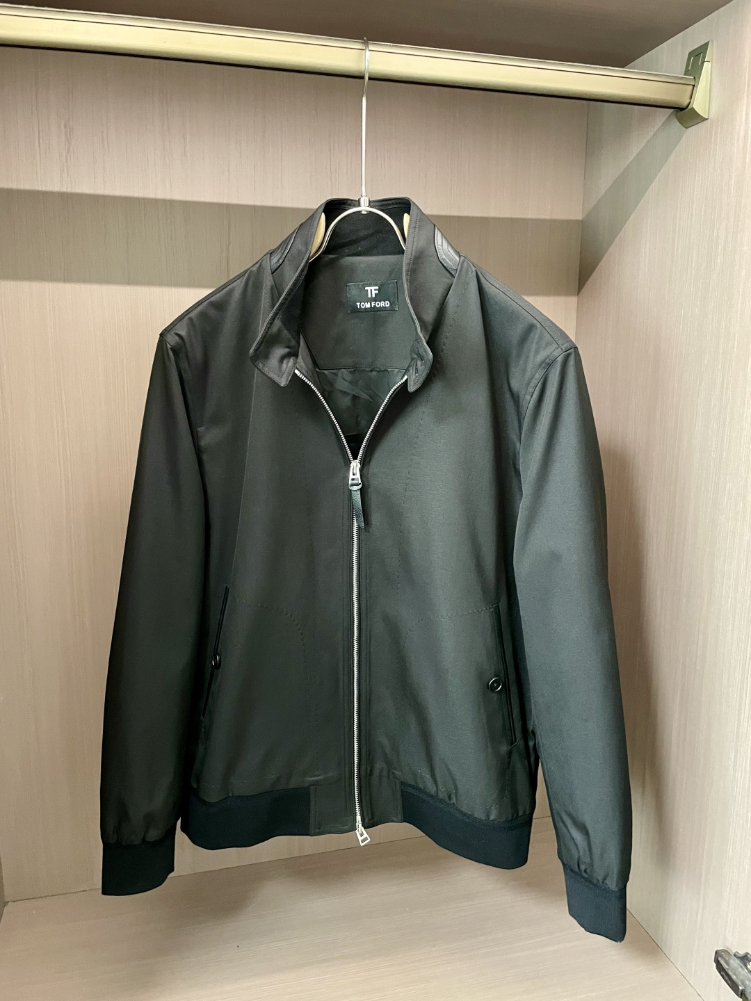 NO:516625,TF Early autumn new style Business commuting Old money style Classic stand-up collar jacket One of the essential styles of his home Business commuting can be matched very well. Stand collar zipper insert pocket Highlights of details Combined tailoring hardware accessories that highlight the texture of details. It is very intimate in terms of details. Simple and versatile but not monotonous. Customized hardware accessories, meticulous in details, lining, moderate thickness, warm and comfortable, and has a good sense of crispness. It is a very practical style for business casual wear. Size m-xxxl,,tom ford, jackets & coats, jackets & coats, alexander wang19860909TF 早秋新款 商务通勤 老钱风 经典款立领夹克外套 喜欢他家必备的款式之一 商务通勤 都能很好搭配 立领拉链插袋 凸显细节质感合体的剪裁五金辅料全品相订单 ,细节上把握非常走心 简约百搭而不单调 ,定制的五金辅料,细节的一丝不苟,有内衬 厚度适中 保暖舒适,又有很好的挺括感,平时商务休闲很实穿的一款  尺码m-xxxl,,tom ford,jackets & coats,jackets & coats,alexander wang,Men's clothing