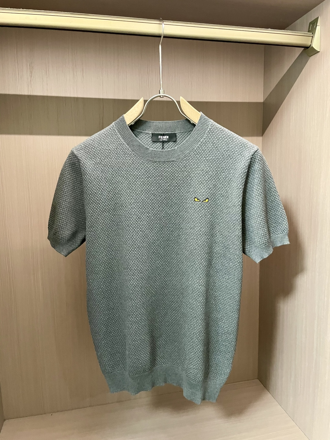 NO:526508,FD ss autumn and winter base new men's knitted short-sleeved shirt!  Exclusive first release is made of ultra-fine fiber and high elastic Yilit yarn. The texture and texture are super soft, very thin and soft, and the feel is extremely delicate and silky. The finer the yarn, the harder it is to work, and it is very time-consuming and material-consuming. It is a super rare product. The particularity of the fabric of each piece of clothing makes it silky soft and lubricating. The unique embroidery pattern on the chest can feel its softness and smoothness when it comes into contact with the skin!  The overall simple and atmospheric, continues the classic, calm and atmospheric, and naturally exudes casual and elegant Size M-3XL, T-shirt, alexander wang19860909FD ss秋冬打底新品男士针织短袖衫！独家首发 采用纤维超细与高弹的伊力特纱线织造而成,质感与纹理都是超级的柔和,非常的轻薄柔软,手感极其的细腻丝滑,纱线越细做工就越难,并且非常的耗时耗料,超级难得一见的佳品,每件衣服的面料的特殊性使它具有丝般的柔软和润滑,胸前独特刺绣图案,与肌肤接触就能感觉到它的柔软和爽滑！整体简洁、大气,延续经典,沉稳大气的经典配色,自然散发出的休闲儒雅 尺码M-3XL,,T-shirt,alexander wang,Men's clothing