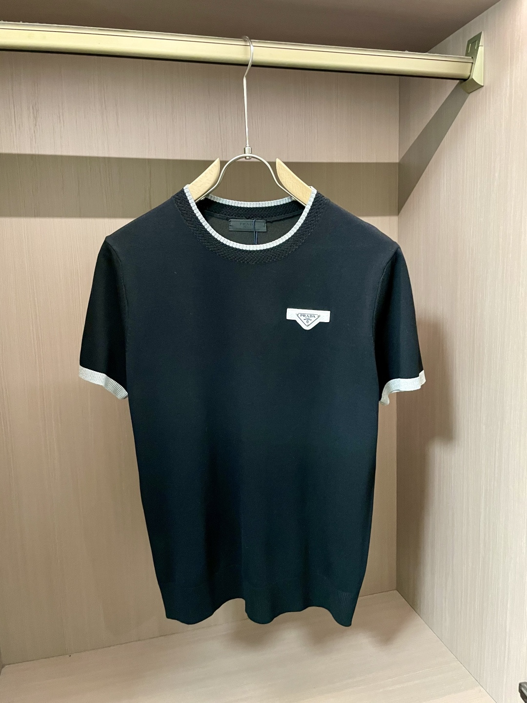 NO:526509,Prad ss autumn and winter base new men's knitted short-sleeved shirt!  Exclusive first release is made of ultra-fine fiber and high elastic Yilit yarn. The texture and texture are super soft, very thin and soft, and the feel is extremely delicate and silky. The finer the yarn, the harder it is to work, and it is very time-consuming and material-consuming. It is a super rare product. The particularity of the fabric of each piece of clothing makes it silky soft and lubricating. The unique embroidery pattern on the chest can feel its softness and smoothness when it comes into contact with the skin!  The overall simple and atmospheric, continues the classic, calm and atmospheric, and naturally exudes casual and elegant Size M-3XL, prada, T-shirt, alexander wang19860909Prad ss秋冬打底新品男士针织短袖衫！独家首发 采用纤维超细与高弹的伊力特纱线织造而成,质感与纹理都是超级的柔和,非常的轻薄柔软,手感极其的细腻丝滑,纱线越细做工就越难,并且非常的耗时耗料,超级难得一见的佳品,每件衣服的面料的特殊性使它具有丝般的柔软和润滑,胸前独特刺绣图案,与肌肤接触就能感觉到它的柔软和爽滑！整体简洁、大气,延续经典,沉稳大气的经典配色,自然散发出的休闲儒雅 尺码M-3XL,,prada,T-shirt,alexander wang,Men's clothing