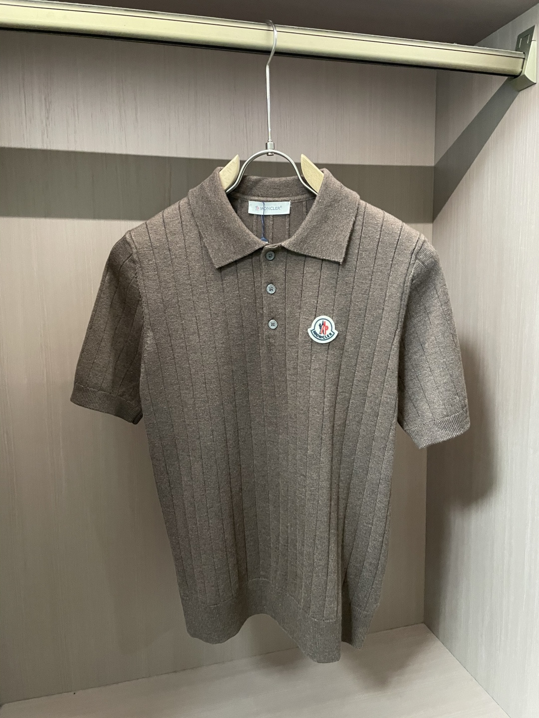 NO:526510,The new men's knitted short-sleeved shirt for sms in autumn and winter base!  Exclusive first release is made of ultra-fine fiber and high elastic Yilit yarn. The texture and texture are super soft, very thin and soft, and the feel is extremely delicate and silky. The finer the yarn, the harder it is to work, and it is very time-consuming and material-consuming. It is a super rare product. The particularity of the fabric of each piece of clothing makes it silky soft and lubricating. The unique embroidery pattern on the chest can feel its softness and smoothness when it comes into contact with the skin!  The overall simple and atmospheric, continues the classic, calm and atmospheric, and naturally exudes casual and elegant Size M-3XL, Moncler, T-shirt, alexander wang19860909蒙口 ss秋冬打底新品男士针织短袖衫！独家首发 采用纤维超细与高弹的伊力特纱线织造而成,质感与纹理都是超级的柔和,非常的轻薄柔软,手感极其的细腻丝滑,纱线越细做工就越难,并且非常的耗时耗料,超级难得一见的佳品,每件衣服的面料的特殊性使它具有丝般的柔软和润滑,胸前独特刺绣图案,与肌肤接触就能感觉到它的柔软和爽滑！整体简洁、大气,延续经典,沉稳大气的经典配色,自然散发出的休闲儒雅 尺码M-3XL,,Moncler,T-shirt,alexander wang,Men's clothing