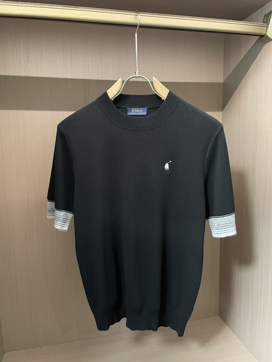 NO:519725,Ruff Lauren 2025ss Autumn and Winter Base New Men's Knitted Short Sleeve Shirt!  Exclusive first release is made of ultra-fine fiber and high elastic Yilit yarn. The texture and texture are super soft, very thin and soft, and the feel is extremely delicate and silky. The finer the yarn, the harder it is to work, and it is very time-consuming and material-consuming. It is a super rare product. The particularity of the fabric of each piece of clothing makes it silky soft and lubricating. The unique embroidery pattern on the chest can feel its softness and smoothness when it comes into contact with the skin!  The overall simple and atmospheric, continues the classic, calm and atmospheric, and naturally exudes casual and elegant Size M-3XL, T-shirt, alexander wang19860909拉夫劳伦 2025ss秋冬打底新品男士针织短袖衫！独家首发 采用纤维超细与高弹的伊力特纱线织造而成,质感与纹理都是超级的柔和,非常的轻薄柔软,手感极其的细腻丝滑,纱线越细做工就越难,并且非常的耗时耗料,超级难得一见的佳品,每件衣服的面料的特殊性使它具有丝般的柔软和润滑,胸前独特刺绣图案,与肌肤接触就能感觉到它的柔软和爽滑！整体简洁、大气,延续经典,沉稳大气的经典配色,自然散发出的休闲儒雅 尺码M-3XL,,T-shirt,alexander wang,Men's clothing