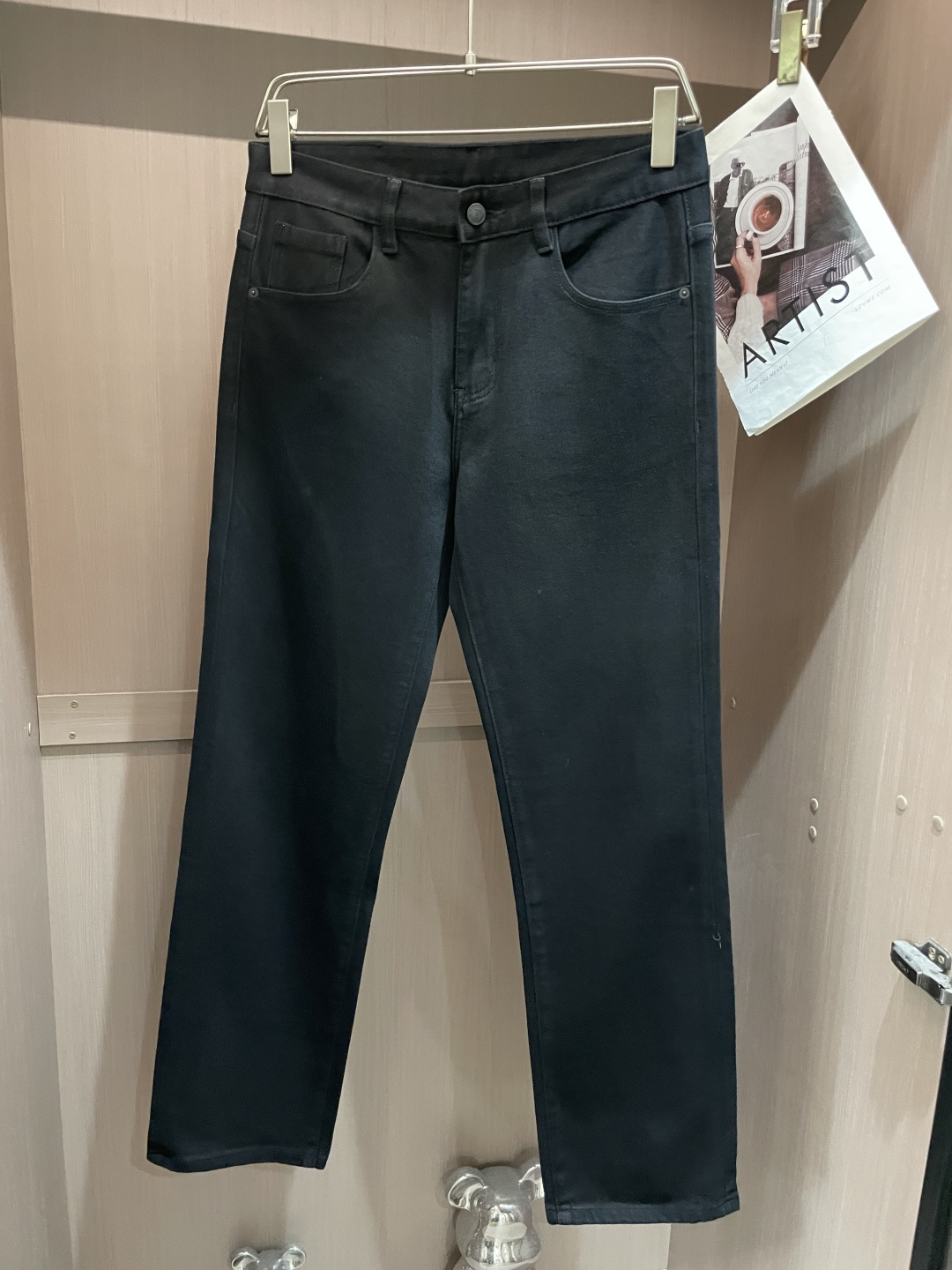 NO:519709,Dior 25 Autumn and Winter New casual jeans pants are clean and neatly tailored, full of urban style. The worsted fabric is soft and dry, and the upper body is crisp and stylish. The hardware is exquisite, business and casual, and so many top-level raw materials are beautiful, creating high-end products with unparalleled value. The first choice for high-end fashion and fashion people. Size 29-38,,dior,jeans,alexander wang19860909Dior 25年秋冬新款休闲牛仔裤裤 干净利落剪裁,都市风十足 采用精纺面料手感软糯干爽,上身效果挺括有型.五金精致,商务休闲非常好看如此众多的顶级原料,打造出价值感无与伦比的高端产品,高端潮流时尚人士首选 尺码29-38,,dior,jeans,alexander wang,Men's clothing