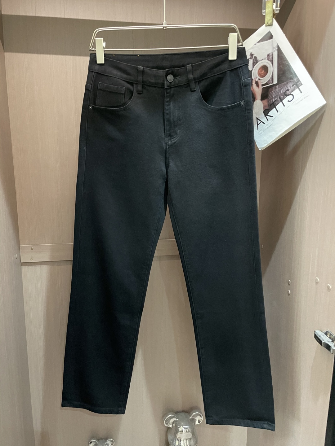 NO:519712,alo 25-year autumn and winter new casual jeans pants, clean and neatly tailored, full of urban style, using worsted fabrics, soft and dry feel, and the upper body effect is crisp and stylish. The hardware is exquisite, business and casual, and so many top-level raw materials are beautiful, creating high-end products with unparalleled value, the first choice for high-end fashion and fashion people. Size 29-38, jeans, alexander wang19860909alo 25年秋冬新款休闲牛仔裤裤 干净利落剪裁,都市风十足 采用精纺面料手感软糯干爽,上身效果挺括有型.五金精致,商务休闲非常好看如此众多的顶级原料,打造出价值感无与伦比的高端产品,高端潮流时尚人士首选 尺码29-38,,jeans,alexander wang,Men's clothing