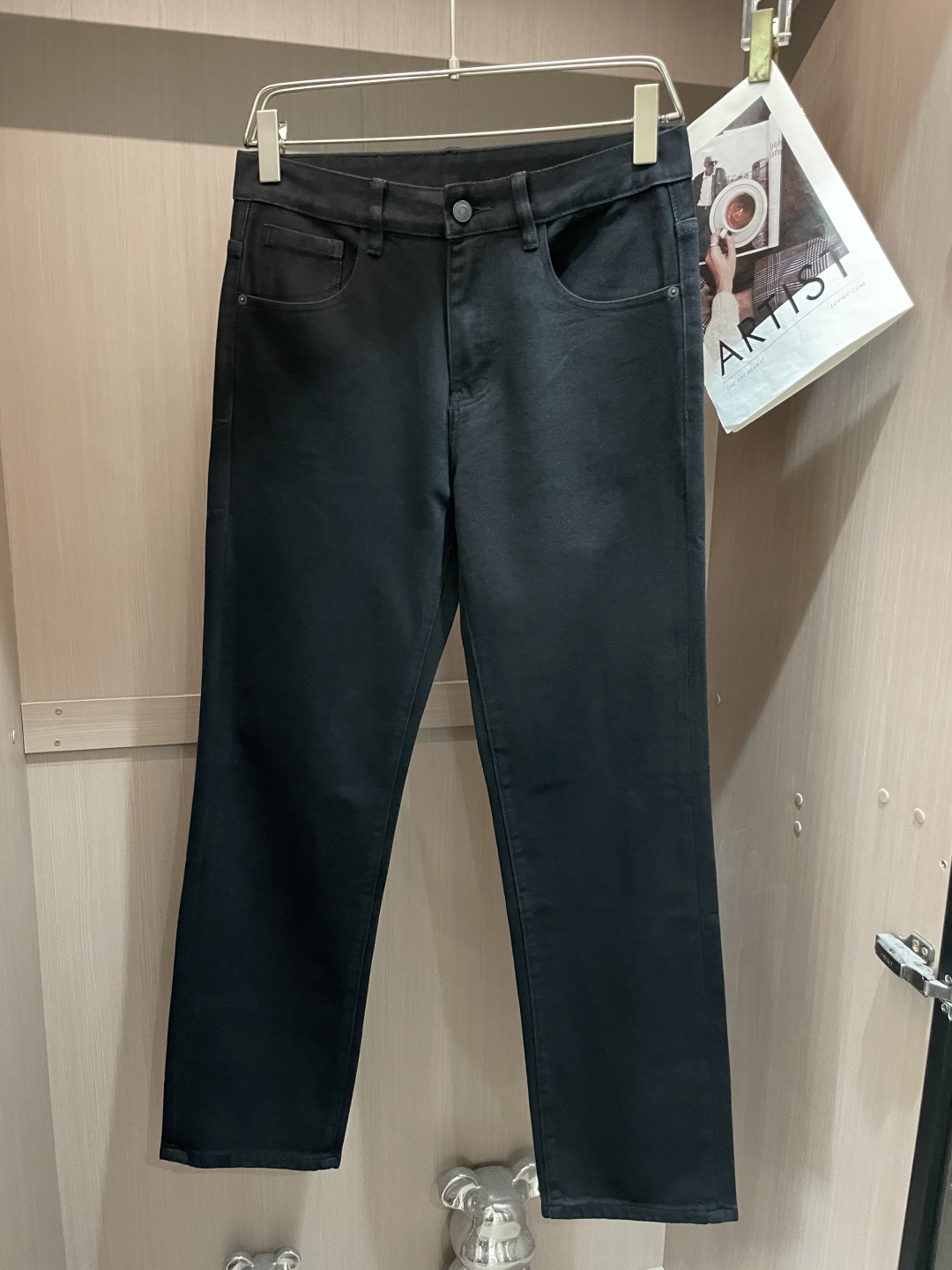 NO:519715,Armani New casual jeans pants for 25 years in autumn and winter, clean and neatly tailored, full of urban style. The worsted fabric is soft and dry, and the upper body is crisp and stylish. The hardware is exquisite, business and casual, and so many top-level raw materials are beautiful, creating high-end products with unparalleled value. The first choice for high-end fashion and fashion people. Size 29-38,,armani, jeans, alexander wang19860909阿玛尼 25年秋冬新款休闲牛仔裤裤 干净利落剪裁,都市风十足 采用精纺面料手感软糯干爽,上身效果挺括有型.五金精致,商务休闲非常好看如此众多的顶级原料,打造出价值感无与伦比的高端产品,高端潮流时尚人士首选 尺码29-38,,armani,jeans,alexander wang,Men's clothing