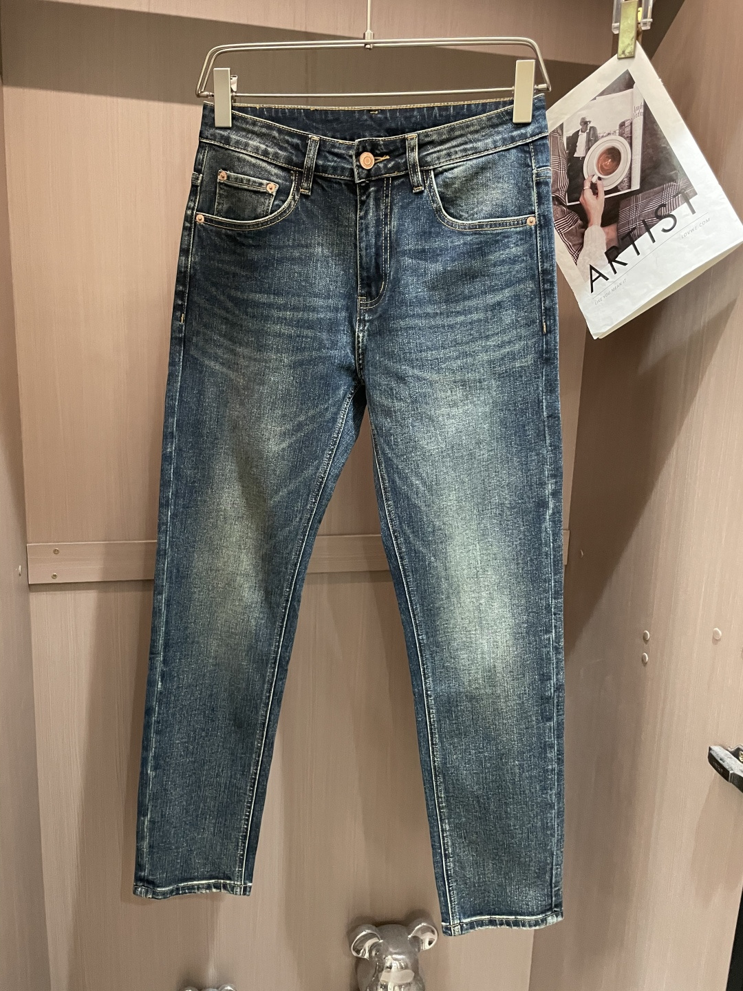 NO:519718,Saint Laurent 25-year autumn and winter new casual jeans pants, clean and neat tailored, full of urban style, using worsted fabrics, soft and dry feel, and the upper body effect is crisp and stylish. The hardware is exquisite, business and casual, so many top-level raw materials are beautiful, creating high-end products with unparalleled value, the first choice for high-end fashion and fashion people. Size 29-38,,saint laurent,jeans,alexander wang19860909圣罗兰 25年秋冬新款休闲牛仔裤裤 干净利落剪裁,都市风十足 采用精纺面料手感软糯干爽,上身效果挺括有型.五金精致,商务休闲非常好看如此众多的顶级原料,打造出价值感无与伦比的高端产品,高端潮流时尚人士首选 尺码29-38,,saint laurent,jeans,alexander wang,Men's clothing