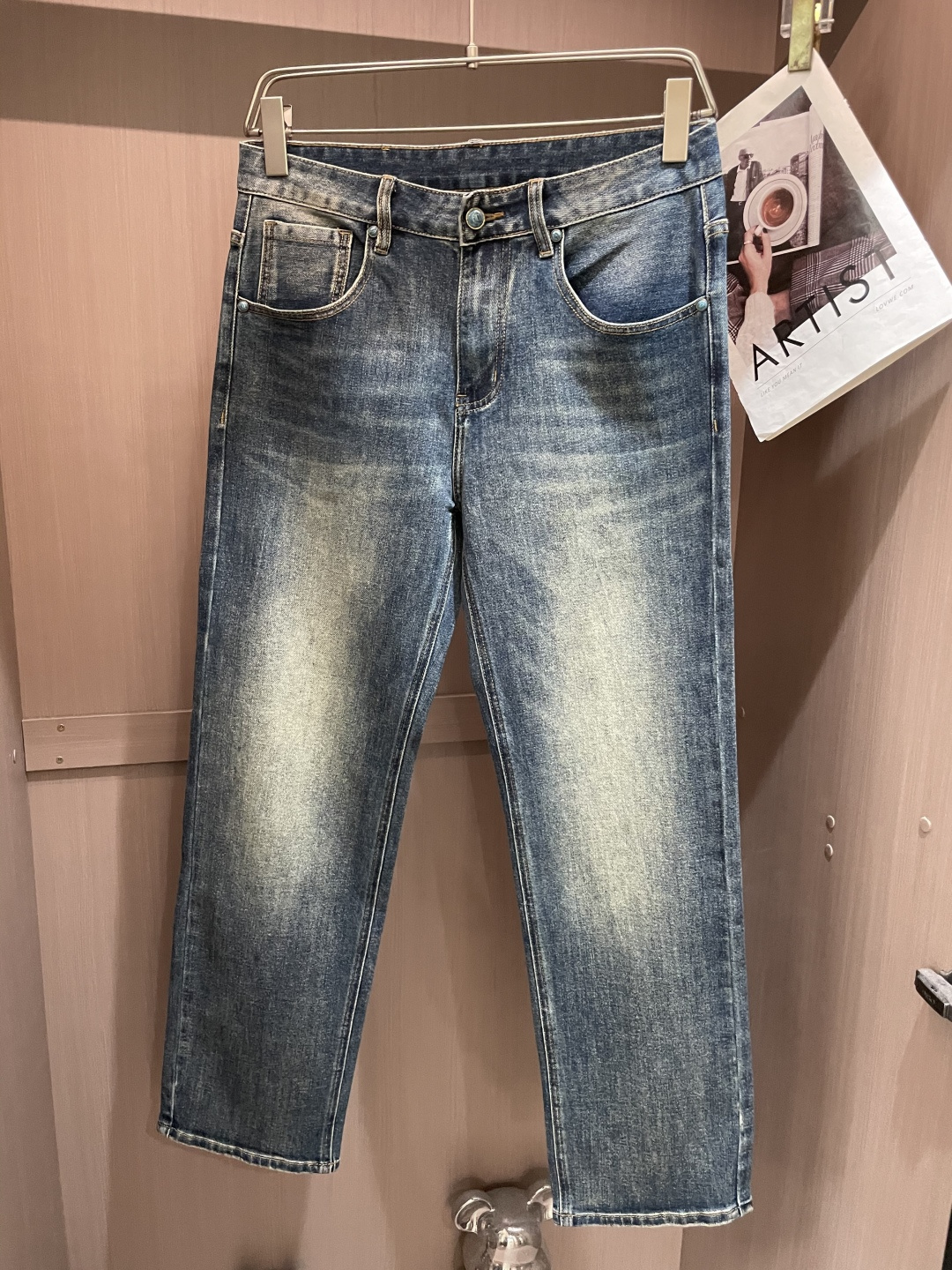 NO:519719,Armani New casual jeans pants for 25 years in autumn and winter, clean and neatly tailored, full of urban style. The worsted fabric is soft and dry, and the upper body is crisp and stylish. The hardware is exquisite, business and casual, and so many top-level raw materials are beautiful, creating high-end products with unparalleled value. The first choice for high-end fashion and fashion people. Size 29-38,,armani, jeans, alexander wang19860909阿玛尼 25年秋冬新款休闲牛仔裤裤 干净利落剪裁,都市风十足 采用精纺面料手感软糯干爽,上身效果挺括有型.五金精致,商务休闲非常好看如此众多的顶级原料,打造出价值感无与伦比的高端产品,高端潮流时尚人士首选 尺码29-38,,armani,jeans,alexander wang,Men's clothing