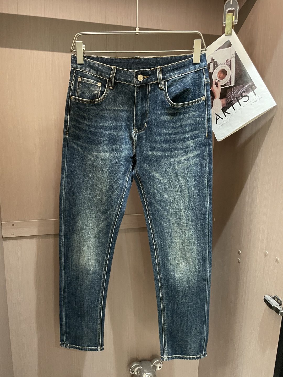 NO:519721,Lv 25 Autumn and Winter New casual jeans pants, clean and neat tailored, full of urban style, using worsted fabrics, soft and dry feel, and the upper body effect is crisp and stylish. The hardware is exquisite, business and casual look is very good, so many top-level raw materials are created to create high-end products with unparalleled value, the first choice for high-end fashion and fashion people. Size 29-38,,louis vuitton, jeans, alexander wang19860909Lv 25年秋冬新款休闲牛仔裤裤 干净利落剪裁,都市风十足 采用精纺面料手感软糯干爽,上身效果挺括有型.五金精致,商务休闲非常好看如此众多的顶级原料,打造出价值感无与伦比的高端产品,高端潮流时尚人士首选 尺码29-38,,louis vuitton,jeans,alexander wang,Men's clothing