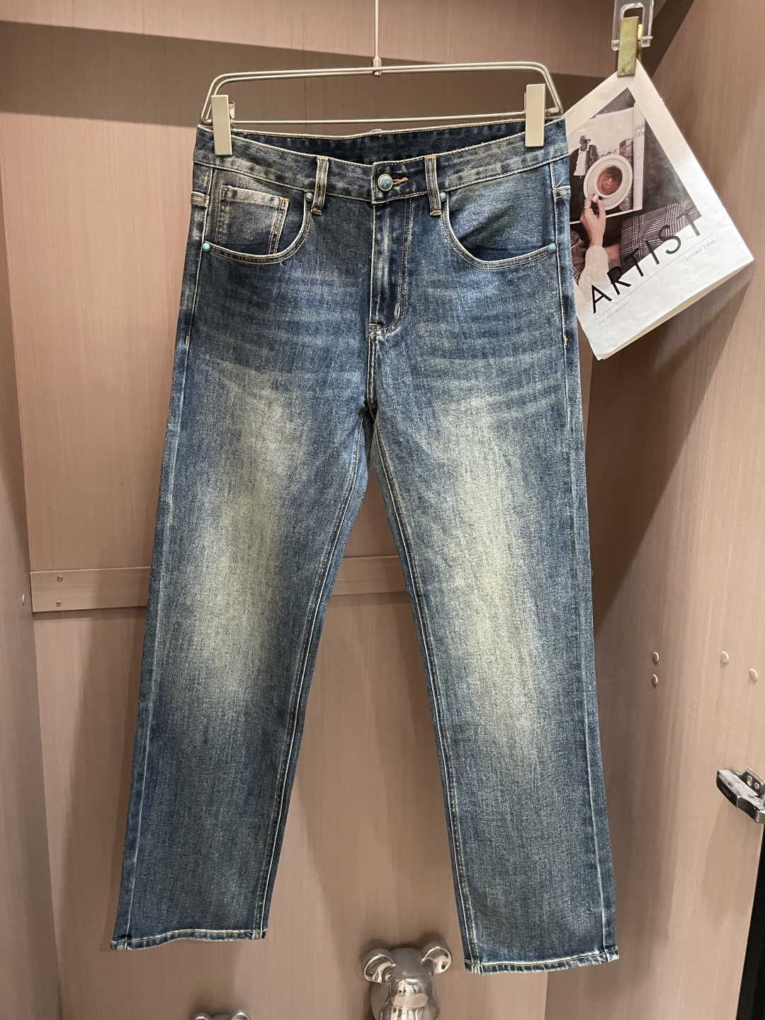 NO:519723,alo 25-year autumn and winter new casual jeans pants, clean and neatly tailored, full of urban style, using worsted fabrics, soft and dry feel, and the upper body effect is crisp and stylish. The hardware is exquisite, business and casual, and so many top-level raw materials are beautiful, creating high-end products with unparalleled value, the first choice for high-end fashion and fashion people. Size 29-38, jeans, alexander wang19860909alo 25年秋冬新款休闲牛仔裤裤 干净利落剪裁,都市风十足 采用精纺面料手感软糯干爽,上身效果挺括有型.五金精致,商务休闲非常好看如此众多的顶级原料,打造出价值感无与伦比的高端产品,高端潮流时尚人士首选 尺码29-38,,jeans,alexander wang,Men's clothing