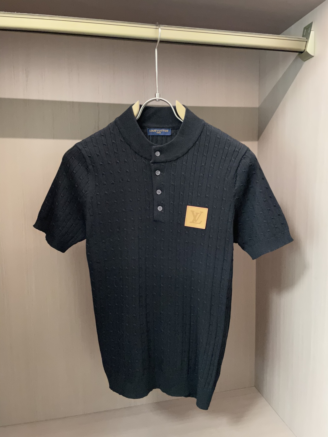 NO:519727,Lv 2025ss autumn and winter base new men's knitted short-sleeved shirt!  Exclusive first release is made of ultra-fine fiber and high elastic Yilit yarn. The texture and texture are super soft, very thin and soft, and the feel is extremely delicate and silky. The finer the yarn, the harder it is to work, and it is very time-consuming and material-consuming. It is a super rare product. The particularity of the fabric of each piece of clothing makes it silky soft and lubricating. The unique embroidery pattern on the chest can feel its softness and smoothness when it comes into contact with the skin!  The overall simple and atmospheric, continues the classic, calm and atmospheric, and naturally exudes casual and elegant Size M-3XL, louis vuitton, T-shirt, alexander wang19860909Lv 2025ss秋冬打底新品男士针织短袖衫！独家首发 采用纤维超细与高弹的伊力特纱线织造而成,质感与纹理都是超级的柔和,非常的轻薄柔软,手感极其的细腻丝滑,纱线越细做工就越难,并且非常的耗时耗料,超级难得一见的佳品,每件衣服的面料的特殊性使它具有丝般的柔软和润滑,胸前独特刺绣图案,与肌肤接触就能感觉到它的柔软和爽滑！整体简洁、大气,延续经典,沉稳大气的经典配色,自然散发出的休闲儒雅 尺码M-3XL,,louis vuitton,T-shirt,alexander wang,Men's clothing