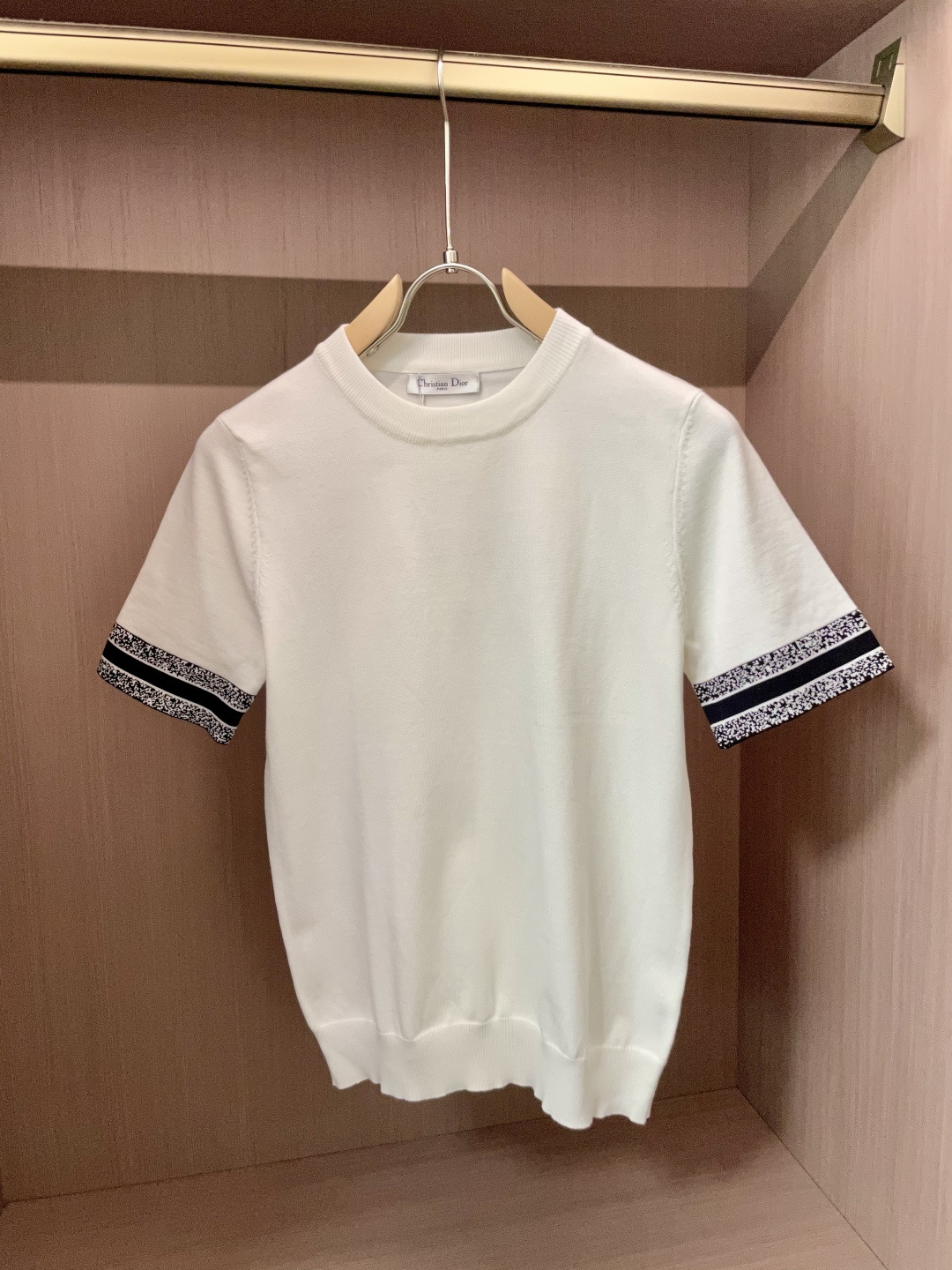 NO:519729,Dior 2025ss autumn and winter base new men's knitted short-sleeved shirt!  Exclusive first release is made of ultra-fine fiber and high elastic Yilit yarn. The texture and texture are super soft, very thin and soft, and the feel is extremely delicate and silky. The finer the yarn, the harder it is to work, and it is very time-consuming and material-consuming. It is a super rare product. The particularity of the fabric of each piece of clothing makes it silky soft and lubricating. The unique embroidery pattern on the chest can feel its softness and smoothness when it comes into contact with the skin!  The overall simple and atmospheric, continues the classic, calm and atmospheric, and naturally exudes casual and elegant Size M-3XL, dior, T-shirt, alexander wang19860909Dior 2025ss秋冬打底新品男士针织短袖衫！独家首发 采用纤维超细与高弹的伊力特纱线织造而成,质感与纹理都是超级的柔和,非常的轻薄柔软,手感极其的细腻丝滑,纱线越细做工就越难,并且非常的耗时耗料,超级难得一见的佳品,每件衣服的面料的特殊性使它具有丝般的柔软和润滑,胸前独特刺绣图案,与肌肤接触就能感觉到它的柔软和爽滑！整体简洁、大气,延续经典,沉稳大气的经典配色,自然散发出的休闲儒雅 尺码M-3XL,,dior,T-shirt,alexander wang,Men's clothing