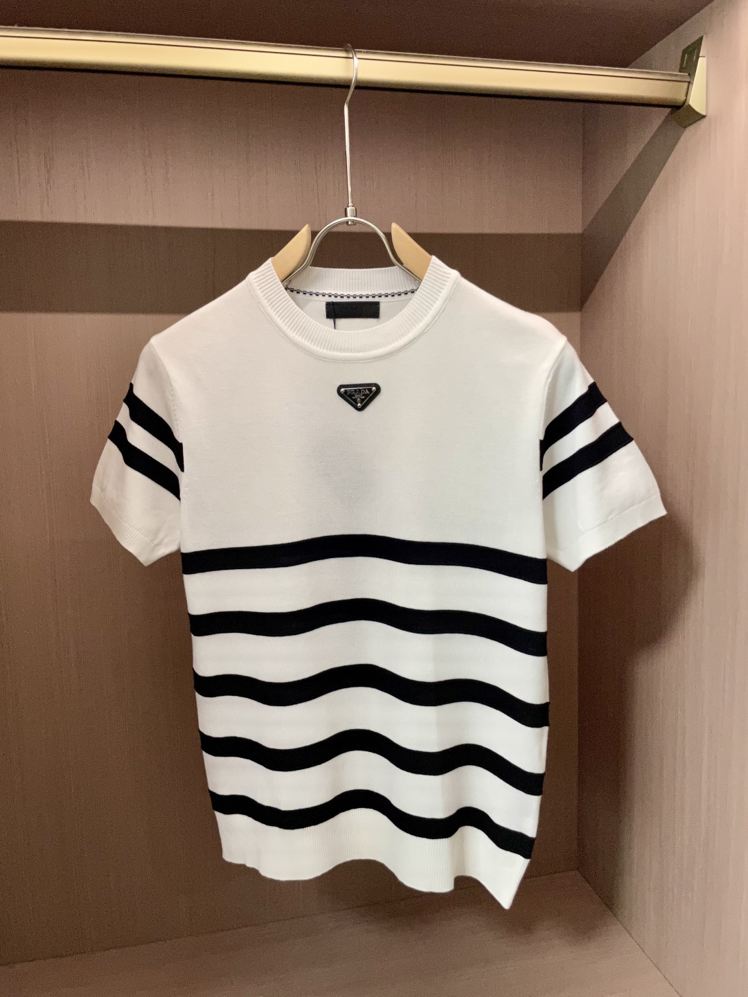 NO:519731,Prad 2025ss autumn and winter base new men's knitted short-sleeved shirt!  Exclusive first release is made of ultra-fine fiber and high elastic Yilit yarn. The texture and texture are super soft, very thin and soft, and the feel is extremely delicate and silky. The finer the yarn, the harder it is to work, and it is very time-consuming and material-consuming. It is a super rare product. The particularity of the fabric of each piece of clothing makes it silky soft and lubricating. The unique embroidery pattern on the chest can feel its softness and smoothness when it comes into contact with the skin!  The overall simple and atmospheric, continues the classic, calm and atmospheric, and naturally exudes casual and elegant Size M-3XL, prada, T-shirt, alexander wang19860909Prad 2025ss秋冬打底新品男士针织短袖衫！独家首发 采用纤维超细与高弹的伊力特纱线织造而成,质感与纹理都是超级的柔和,非常的轻薄柔软,手感极其的细腻丝滑,纱线越细做工就越难,并且非常的耗时耗料,超级难得一见的佳品,每件衣服的面料的特殊性使它具有丝般的柔软和润滑,胸前独特刺绣图案,与肌肤接触就能感觉到它的柔软和爽滑！整体简洁、大气,延续经典,沉稳大气的经典配色,自然散发出的休闲儒雅 尺码M-3XL,,prada,T-shirt,alexander wang,Men's clothing