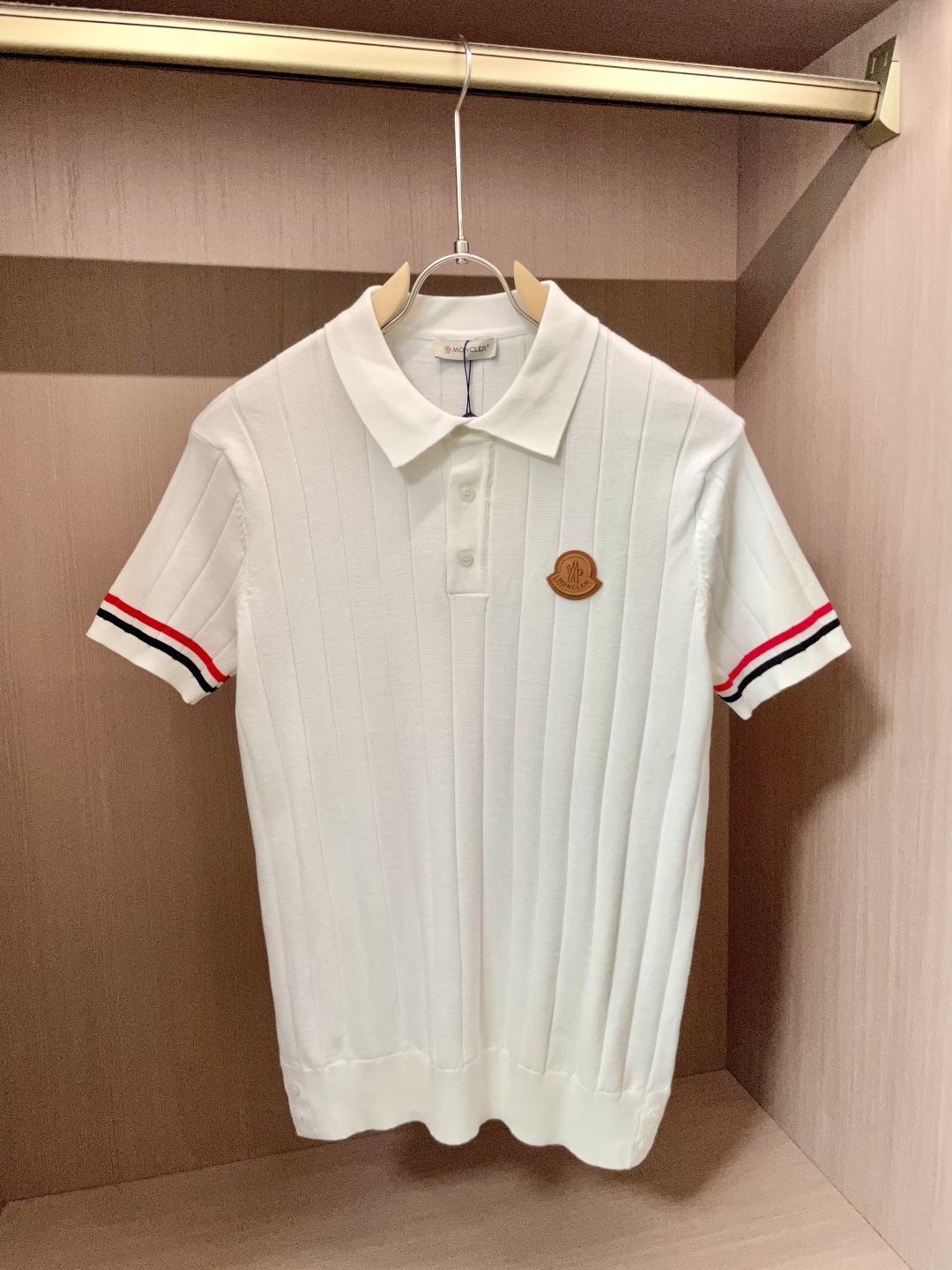 NO:519733,The 2025ss Autumn and Winter Basement New Men's Knitted Short Sleeve Shirt!  Exclusive first release is made of ultra-fine fiber and high elastic Yilit yarn. The texture and texture are super soft, very thin and soft, and the feel is extremely delicate and silky. The finer the yarn, the harder it is to work, and it is very time-consuming and material-consuming. It is a super rare product. The particularity of the fabric of each piece of clothing makes it silky soft and lubricating. The unique embroidery pattern on the chest can feel its softness and smoothness when it comes into contact with the skin!  The overall simple and atmospheric, continues the classic, calm and atmospheric, and naturally exudes casual and elegant Size M-3XL, Moncler, T-shirt, alexander wang19860909蒙口 2025ss秋冬打底新品男士针织短袖衫！独家首发 采用纤维超细与高弹的伊力特纱线织造而成,质感与纹理都是超级的柔和,非常的轻薄柔软,手感极其的细腻丝滑,纱线越细做工就越难,并且非常的耗时耗料,超级难得一见的佳品,每件衣服的面料的特殊性使它具有丝般的柔软和润滑,胸前独特刺绣图案,与肌肤接触就能感觉到它的柔软和爽滑！整体简洁、大气,延续经典,沉稳大气的经典配色,自然散发出的休闲儒雅 尺码M-3XL,,Moncler,T-shirt,alexander wang,Men's clothing