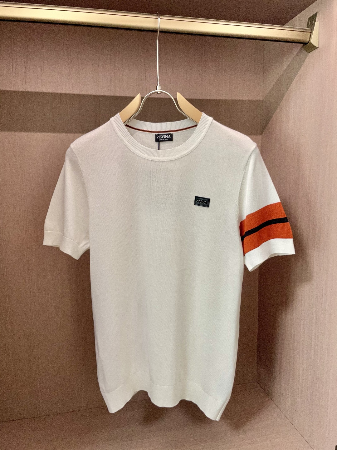 NO:519735,Zenia 2025ss Autumn and Winter Basement New Men's Knitted Short Sleeve Shirt!  Exclusive first release is made of ultra-fine fiber and high elastic Yilit yarn. The texture and texture are super soft, very thin and soft, and the feel is extremely delicate and silky. The finer the yarn, the harder it is to work, and it is very time-consuming and material-consuming. It is a super rare product. The particularity of the fabric of each piece of clothing makes it silky soft and lubricating. The unique embroidery pattern on the chest can feel its softness and smoothness when it comes into contact with the skin!  The overall simple and atmospheric, continues the classic, calm and atmospheric, and naturally exudes casual and elegant Size M-3XL, zegna, T-shirt, alexander wang19860909杰尼亚 2025ss秋冬打底新品男士针织短袖衫！独家首发 采用纤维超细与高弹的伊力特纱线织造而成,质感与纹理都是超级的柔和,非常的轻薄柔软,手感极其的细腻丝滑,纱线越细做工就越难,并且非常的耗时耗料,超级难得一见的佳品,每件衣服的面料的特殊性使它具有丝般的柔软和润滑,胸前独特刺绣图案,与肌肤接触就能感觉到它的柔软和爽滑！整体简洁、大气,延续经典,沉稳大气的经典配色,自然散发出的休闲儒雅 尺码M-3XL,,zegna,T-shirt,alexander wang,Men's clothing