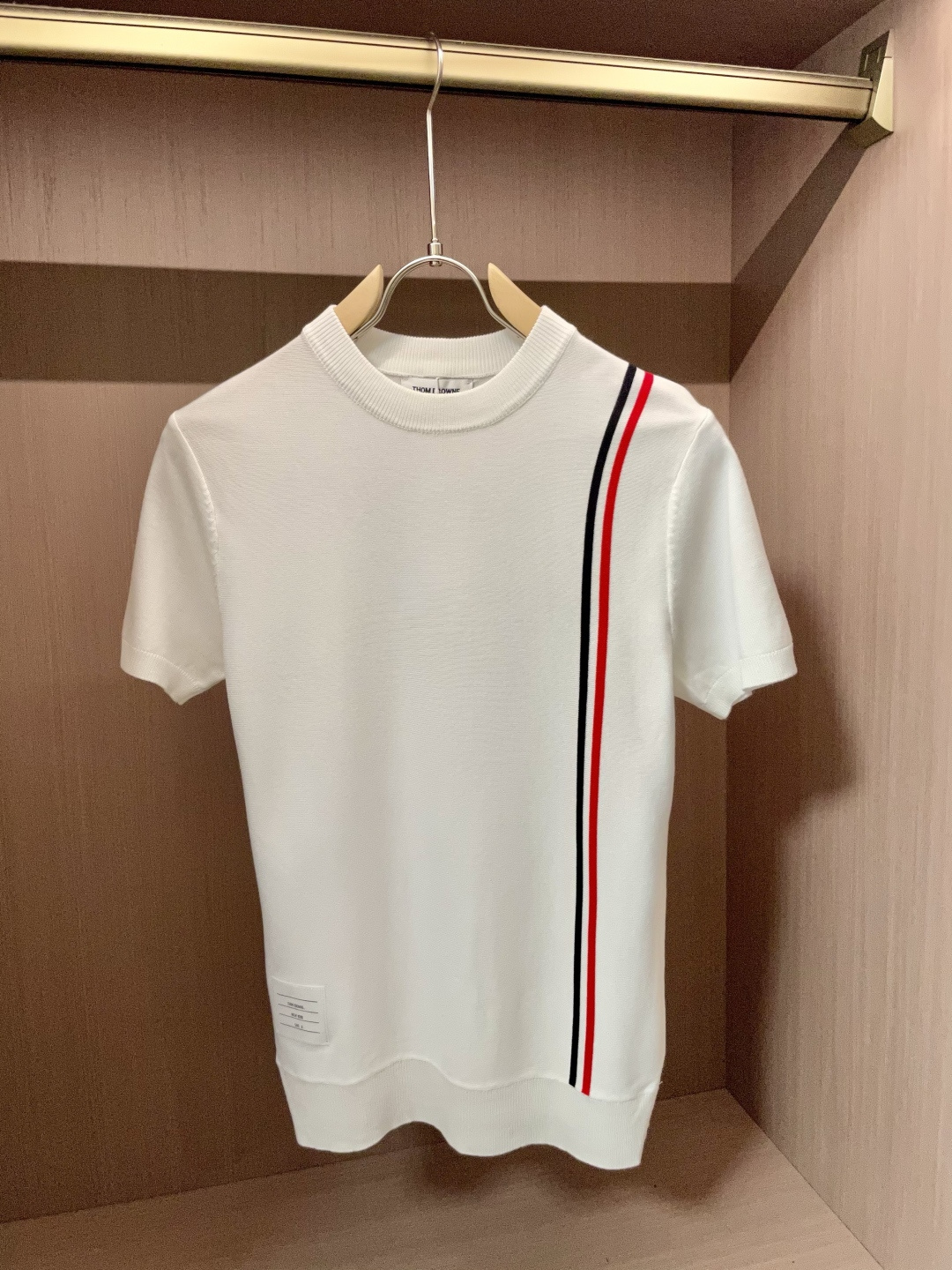 NO:519720,TB 2025ss autumn and winter base new men's knitted short-sleeved shirt!  Exclusive first release is made of ultra-fine fiber and high elastic Yilit yarn. The texture and texture are super soft, very thin and soft, and the feel is extremely delicate and silky. The finer the yarn, the harder it is to work, and it is very time-consuming and material-consuming. It is a super rare product. The particularity of the fabric of each piece of clothing makes it silky soft and lubricating. The unique embroidery pattern on the chest can feel its softness and smoothness when it comes into contact with the skin!  The overall simple and atmospheric, continues the classic, calm and atmospheric, and naturally exudes casual and elegant Size M-3XL, T-shirt, alexander wang19860909TB 2025ss秋冬打底新品男士针织短袖衫！独家首发 采用纤维超细与高弹的伊力特纱线织造而成,质感与纹理都是超级的柔和,非常的轻薄柔软,手感极其的细腻丝滑,纱线越细做工就越难,并且非常的耗时耗料,超级难得一见的佳品,每件衣服的面料的特殊性使它具有丝般的柔软和润滑,胸前独特刺绣图案,与肌肤接触就能感觉到它的柔软和爽滑！整体简洁、大气,延续经典,沉稳大气的经典配色,自然散发出的休闲儒雅 尺码M-3XL,,T-shirt,alexander wang,Men's clothing