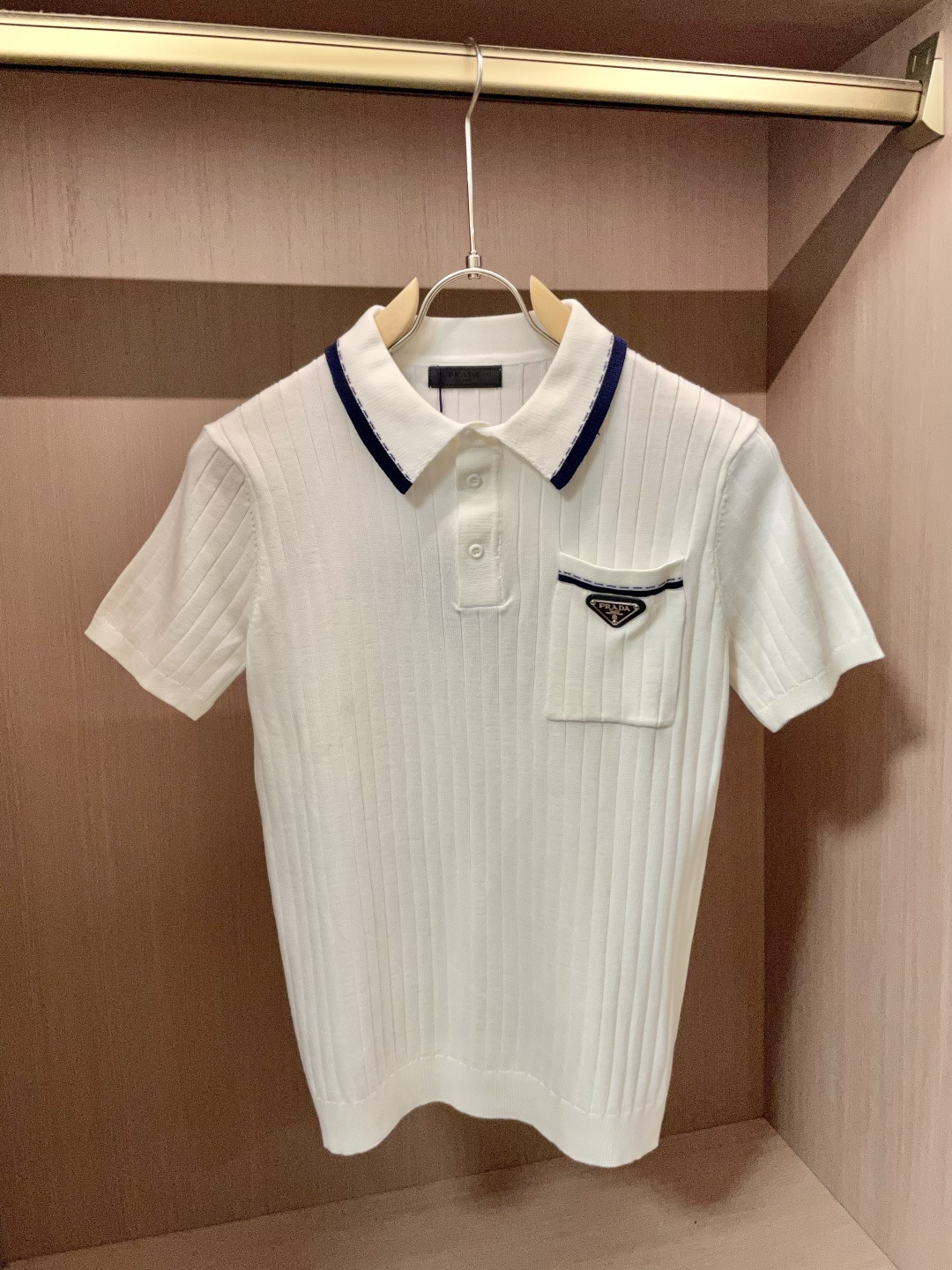 NO:519722,Prad 2025ss autumn and winter base new men's knitted short-sleeved shirt!  Exclusive first release is made of ultra-fine fiber and high elastic Yilit yarn. The texture and texture are super soft, very thin and soft, and the feel is extremely delicate and silky. The finer the yarn, the harder it is to work, and it is very time-consuming and material-consuming. It is a super rare product. The particularity of the fabric of each piece of clothing makes it silky soft and lubricating. The unique embroidery pattern on the chest can feel its softness and smoothness when it comes into contact with the skin!  The overall simple and atmospheric, continues the classic, calm and atmospheric, and naturally exudes casual and elegant Size M-3XL, prada, T-shirt, alexander wang19860909Prad 2025ss秋冬打底新品男士针织短袖衫！独家首发 采用纤维超细与高弹的伊力特纱线织造而成,质感与纹理都是超级的柔和,非常的轻薄柔软,手感极其的细腻丝滑,纱线越细做工就越难,并且非常的耗时耗料,超级难得一见的佳品,每件衣服的面料的特殊性使它具有丝般的柔软和润滑,胸前独特刺绣图案,与肌肤接触就能感觉到它的柔软和爽滑！整体简洁、大气,延续经典,沉稳大气的经典配色,自然散发出的休闲儒雅 尺码M-3XL,,prada,T-shirt,alexander wang,Men's clothing