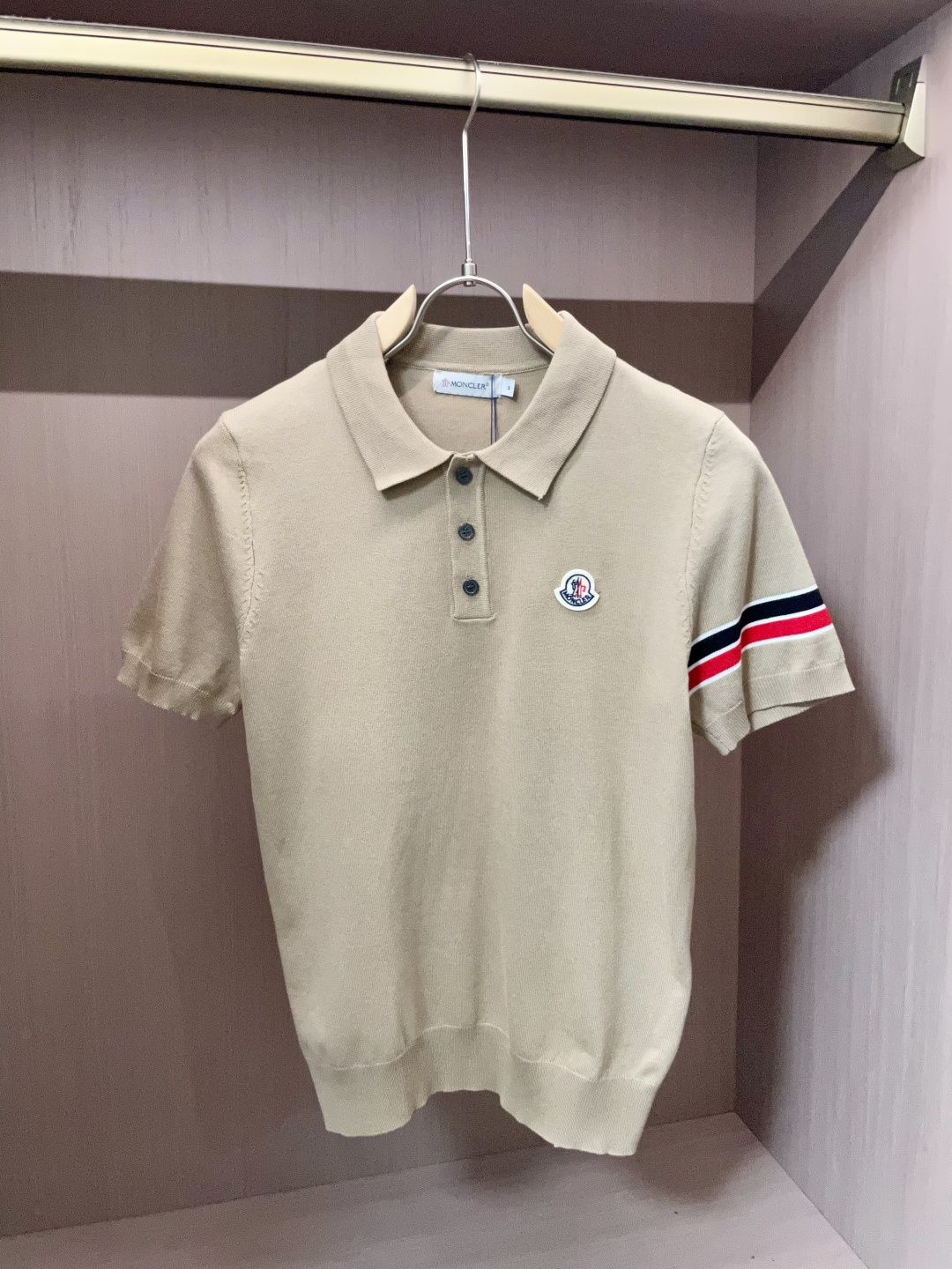 NO:519724,The 2025ss Autumn and Winter Basement New Men's Knitted Short Sleeve Shirt!  Exclusive first release is made of ultra-fine fiber and high elastic Yilit yarn. The texture and texture are super soft, very thin and soft, and the feel is extremely delicate and silky. The finer the yarn, the harder it is to work, and it is very time-consuming and material-consuming. It is a super rare product. The particularity of the fabric of each piece of clothing makes it silky soft and lubricating. The unique embroidery pattern on the chest can feel its softness and smoothness when it comes into contact with the skin!  The overall simple and atmospheric, continues the classic, calm and atmospheric, and naturally exudes casual and elegant Size M-3XL, Moncler, T-shirt, alexander wang19860909蒙口 2025ss秋冬打底新品男士针织短袖衫！独家首发 采用纤维超细与高弹的伊力特纱线织造而成,质感与纹理都是超级的柔和,非常的轻薄柔软,手感极其的细腻丝滑,纱线越细做工就越难,并且非常的耗时耗料,超级难得一见的佳品,每件衣服的面料的特殊性使它具有丝般的柔软和润滑,胸前独特刺绣图案,与肌肤接触就能感觉到它的柔软和爽滑！整体简洁、大气,延续经典,沉稳大气的经典配色,自然散发出的休闲儒雅 尺码M-3XL,,Moncler,T-shirt,alexander wang,Men's clothing