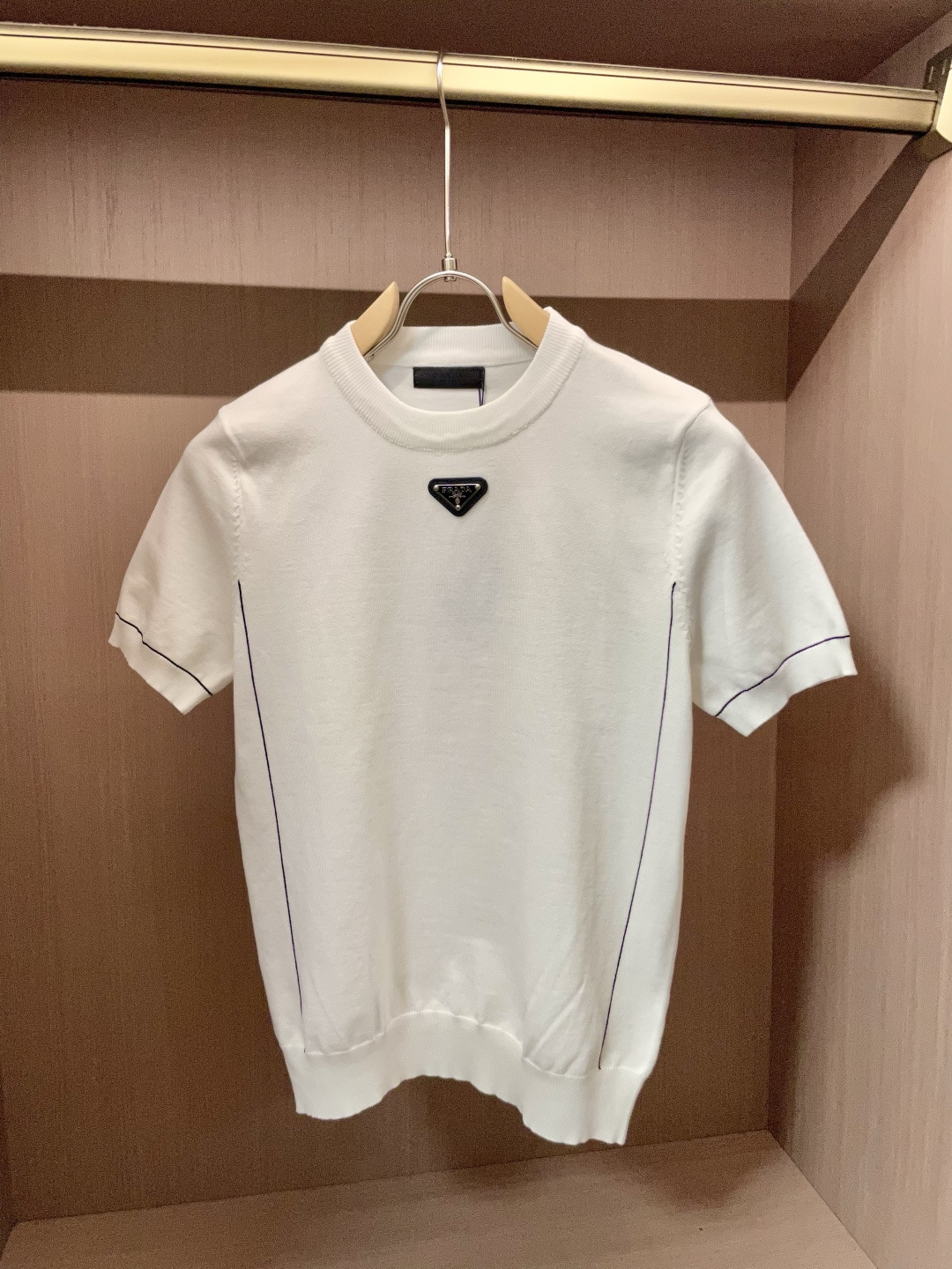 NO:519726,Prad 2025ss autumn and winter base new men's knitted short-sleeved shirt!  Exclusive first release is made of ultra-fine fiber and high elastic Yilit yarn. The texture and texture are super soft, very thin and soft, and the feel is extremely delicate and silky. The finer the yarn, the harder it is to work, and it is very time-consuming and material-consuming. It is a super rare product. The particularity of the fabric of each piece of clothing makes it silky soft and lubricating. The unique embroidery pattern on the chest can feel its softness and smoothness when it comes into contact with the skin!  The overall simple and atmospheric, continues the classic, calm and atmospheric, and naturally exudes casual and elegant Size M-3XL, prada, T-shirt, alexander wang19860909Prad 2025ss秋冬打底新品男士针织短袖衫！独家首发 采用纤维超细与高弹的伊力特纱线织造而成,质感与纹理都是超级的柔和,非常的轻薄柔软,手感极其的细腻丝滑,纱线越细做工就越难,并且非常的耗时耗料,超级难得一见的佳品,每件衣服的面料的特殊性使它具有丝般的柔软和润滑,胸前独特刺绣图案,与肌肤接触就能感觉到它的柔软和爽滑！整体简洁、大气,延续经典,沉稳大气的经典配色,自然散发出的休闲儒雅 尺码M-3XL,,prada,T-shirt,alexander wang,Men's clothing