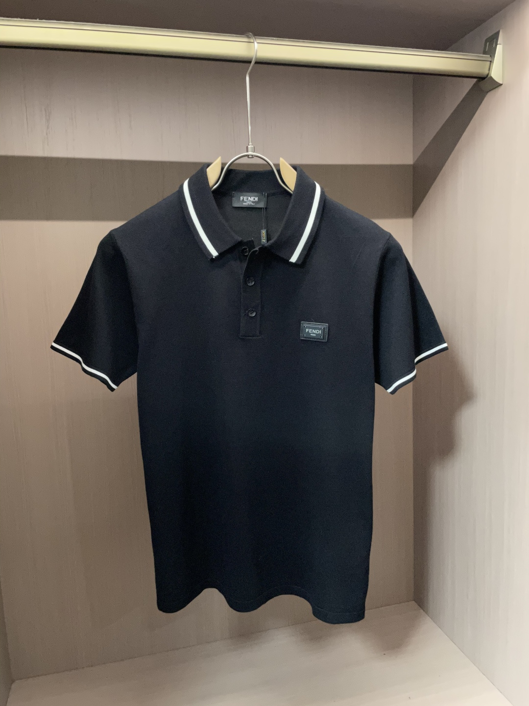 NO:519728,FD 2025ss autumn and winter base new men's knitted short-sleeved shirt!  Exclusive first release is made of ultra-fine fiber and high elastic Yilit yarn. The texture and texture are super soft, very thin and soft, and the feel is extremely delicate and silky. The finer the yarn, the harder it is to work, and it is very time-consuming and material-consuming. It is a super rare product. The particularity of the fabric of each piece of clothing makes it silky soft and lubricating. The unique embroidery pattern on the chest can feel its softness and smoothness when it comes into contact with the skin!  The overall simple and atmospheric, continues the classic, calm and atmospheric, and naturally exudes casual and elegant Size M-3XL, T-shirt, alexander wang19860909FD 2025ss秋冬打底新品男士针织短袖衫！独家首发 采用纤维超细与高弹的伊力特纱线织造而成,质感与纹理都是超级的柔和,非常的轻薄柔软,手感极其的细腻丝滑,纱线越细做工就越难,并且非常的耗时耗料,超级难得一见的佳品,每件衣服的面料的特殊性使它具有丝般的柔软和润滑,胸前独特刺绣图案,与肌肤接触就能感觉到它的柔软和爽滑！整体简洁、大气,延续经典,沉稳大气的经典配色,自然散发出的休闲儒雅 尺码M-3XL,,T-shirt,alexander wang,Men's clothing