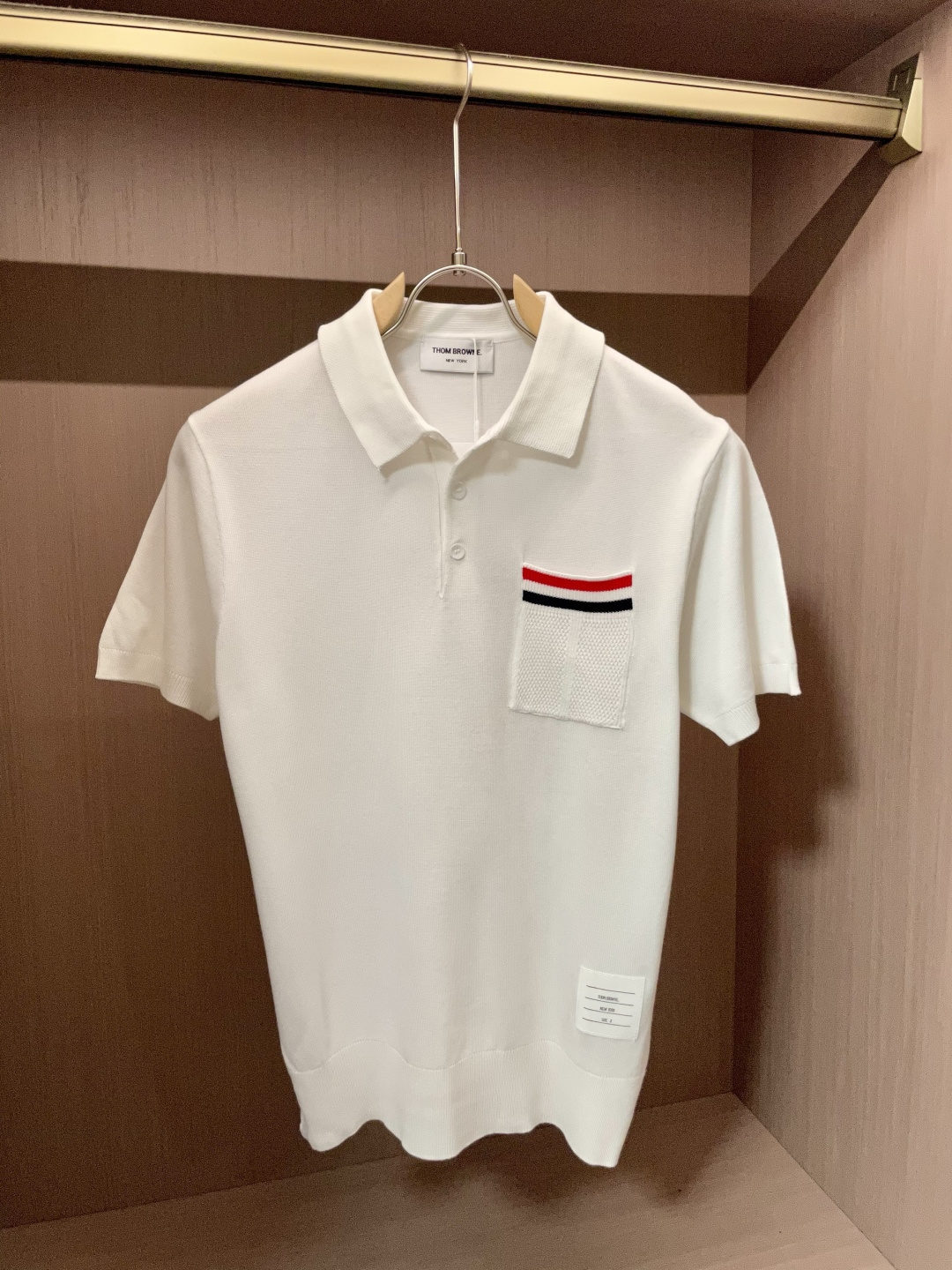 NO:519730,TB 2025ss autumn and winter base new men's knitted short-sleeved shirt!  Exclusive first release is made of ultra-fine fiber and high elastic Yilit yarn. The texture and texture are super soft, very thin and soft, and the feel is extremely delicate and silky. The finer the yarn, the harder it is to work, and it is very time-consuming and material-consuming. It is a super rare product. The particularity of the fabric of each piece of clothing makes it silky soft and lubricating. The unique embroidery pattern on the chest can feel its softness and smoothness when it comes into contact with the skin!  The overall simple and atmospheric, continues the classic, calm and atmospheric, and naturally exudes casual and elegant Size M-3XL, T-shirt, alexander wang19860909TB 2025ss秋冬打底新品男士针织短袖衫！独家首发 采用纤维超细与高弹的伊力特纱线织造而成,质感与纹理都是超级的柔和,非常的轻薄柔软,手感极其的细腻丝滑,纱线越细做工就越难,并且非常的耗时耗料,超级难得一见的佳品,每件衣服的面料的特殊性使它具有丝般的柔软和润滑,胸前独特刺绣图案,与肌肤接触就能感觉到它的柔软和爽滑！整体简洁、大气,延续经典,沉稳大气的经典配色,自然散发出的休闲儒雅 尺码M-3XL,,T-shirt,alexander wang,Men's clothing