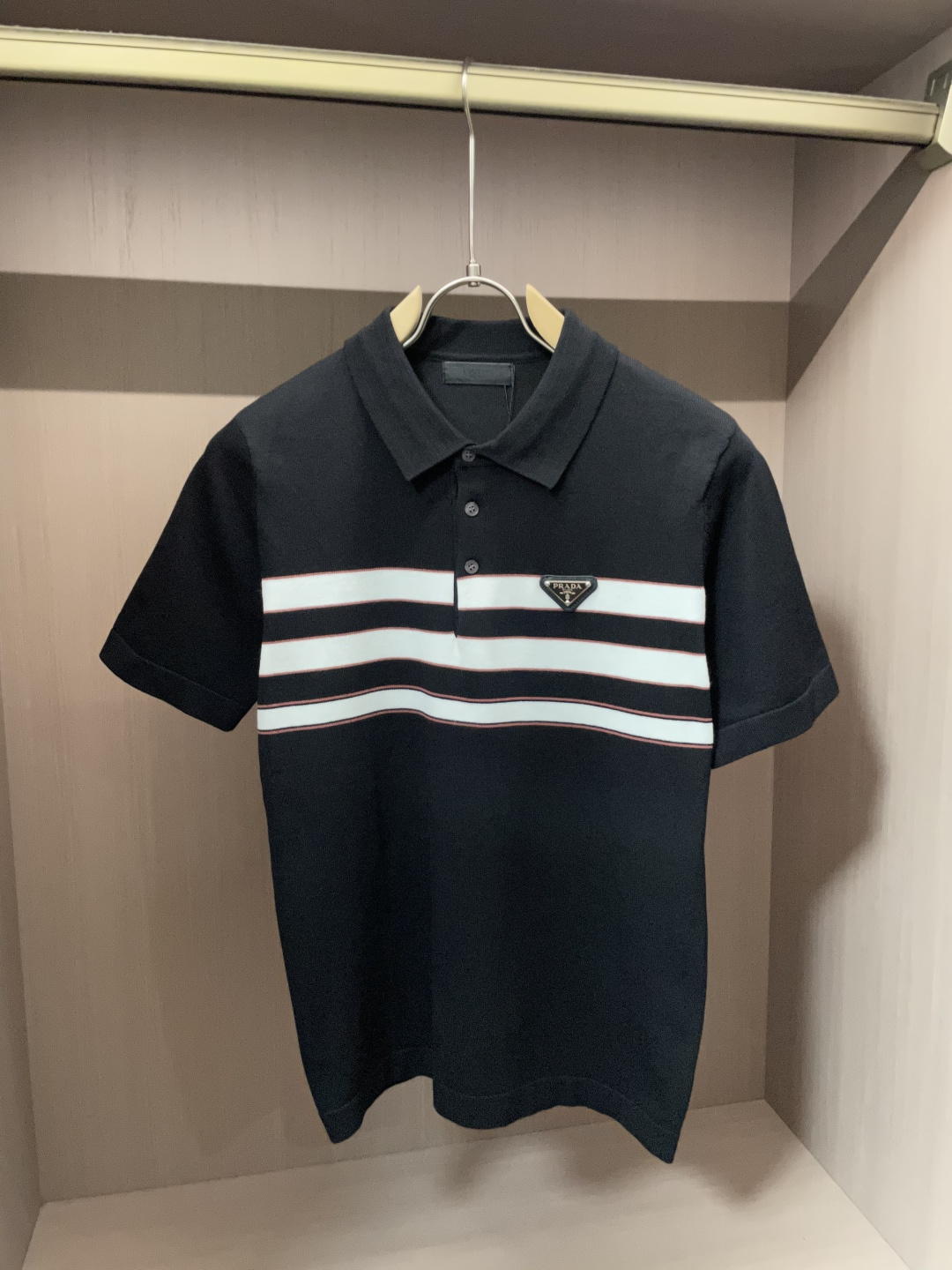 NO:519732,Prad 2025ss autumn and winter base new men's knitted short-sleeved shirt!  Exclusive first release is made of ultra-fine fiber and high elastic Yilit yarn. The texture and texture are super soft, very thin and soft, and the feel is extremely delicate and silky. The finer the yarn, the harder it is to work, and it is very time-consuming and material-consuming. It is a super rare product. The particularity of the fabric of each piece of clothing makes it silky soft and lubricating. The unique embroidery pattern on the chest can feel its softness and smoothness when it comes into contact with the skin!  The overall simple and atmospheric, continues the classic, calm and atmospheric, and naturally exudes casual and elegant Size M-3XL, prada, T-shirt, alexander wang19860909Prad 2025ss秋冬打底新品男士针织短袖衫！独家首发 采用纤维超细与高弹的伊力特纱线织造而成,质感与纹理都是超级的柔和,非常的轻薄柔软,手感极其的细腻丝滑,纱线越细做工就越难,并且非常的耗时耗料,超级难得一见的佳品,每件衣服的面料的特殊性使它具有丝般的柔软和润滑,胸前独特刺绣图案,与肌肤接触就能感觉到它的柔软和爽滑！整体简洁、大气,延续经典,沉稳大气的经典配色,自然散发出的休闲儒雅 尺码M-3XL,,prada,T-shirt,alexander wang,Men's clothing