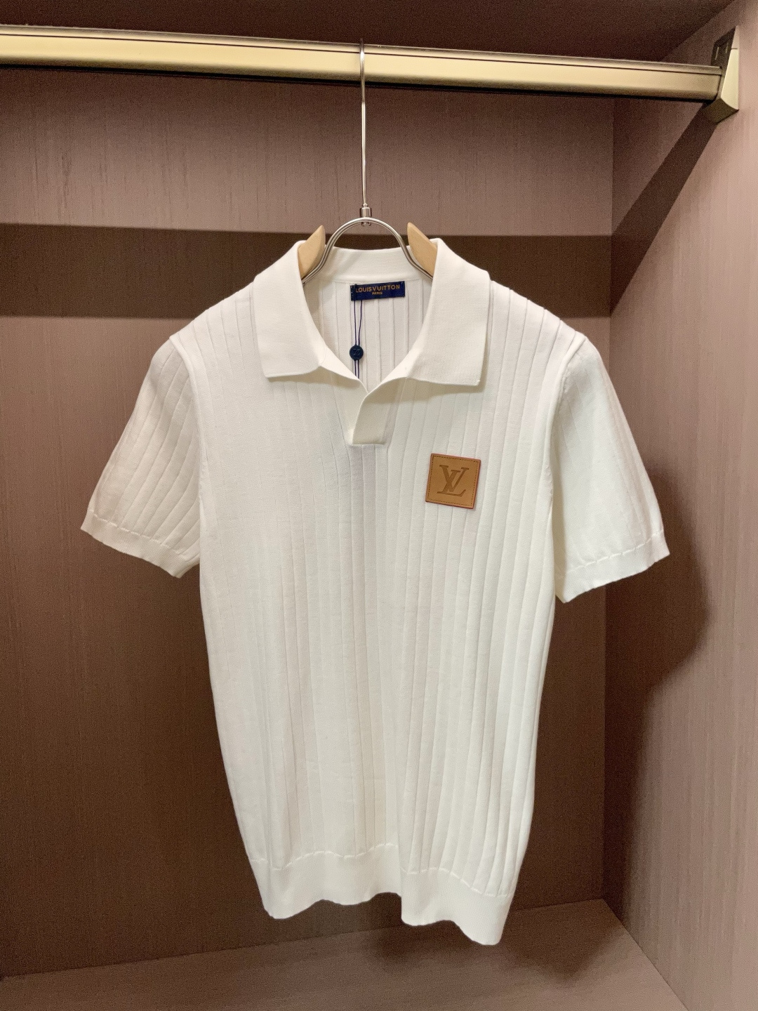 NO:519734,Lv 2025ss autumn and winter base new men's knitted short-sleeved shirt!  Exclusive first release is made of ultra-fine fiber and high elastic Yilit yarn. The texture and texture are super soft, very thin and soft, and the feel is extremely delicate and silky. The finer the yarn, the harder it is to work, and it is very time-consuming and material-consuming. It is a super rare product. The particularity of the fabric of each piece of clothing makes it silky soft and lubricating. The unique embroidery pattern on the chest can feel its softness and smoothness when it comes into contact with the skin!  The overall simple and atmospheric, continues the classic, calm and atmospheric, and naturally exudes casual and elegant Size M-3XL, louis vuitton, T-shirt, alexander wang19860909Lv 2025ss秋冬打底新品男士针织短袖衫！独家首发 采用纤维超细与高弹的伊力特纱线织造而成,质感与纹理都是超级的柔和,非常的轻薄柔软,手感极其的细腻丝滑,纱线越细做工就越难,并且非常的耗时耗料,超级难得一见的佳品,每件衣服的面料的特殊性使它具有丝般的柔软和润滑,胸前独特刺绣图案,与肌肤接触就能感觉到它的柔软和爽滑！整体简洁、大气,延续经典,沉稳大气的经典配色,自然散发出的休闲儒雅 尺码M-3XL,,louis vuitton,T-shirt,alexander wang,Men's clothing