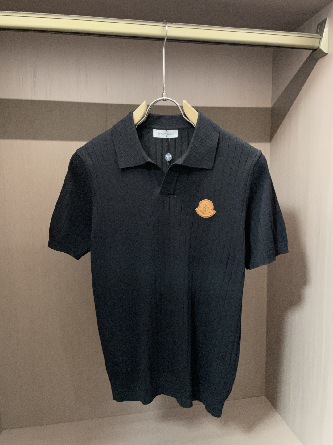 NO:519736,The 2025ss Autumn and Winter Basement New Men's Knitted Short Sleeve Shirt!  Exclusive first release is made of ultra-fine fiber and high elastic Yilit yarn. The texture and texture are super soft, very thin and soft, and the feel is extremely delicate and silky. The finer the yarn, the harder it is to work, and it is very time-consuming and material-consuming. It is a super rare product. The particularity of the fabric of each piece of clothing makes it silky soft and lubricating. The unique embroidery pattern on the chest can feel its softness and smoothness when it comes into contact with the skin!  The overall simple and atmospheric, continues the classic, calm and atmospheric, and naturally exudes casual and elegant Size M-3XL, Moncler, T-shirt, alexander wang19860909蒙口 2025ss秋冬打底新品男士针织短袖衫！独家首发 采用纤维超细与高弹的伊力特纱线织造而成,质感与纹理都是超级的柔和,非常的轻薄柔软,手感极其的细腻丝滑,纱线越细做工就越难,并且非常的耗时耗料,超级难得一见的佳品,每件衣服的面料的特殊性使它具有丝般的柔软和润滑,胸前独特刺绣图案,与肌肤接触就能感觉到它的柔软和爽滑！整体简洁、大气,延续经典,沉稳大气的经典配色,自然散发出的休闲儒雅 尺码M-3XL,,Moncler,T-shirt,alexander wang,Men's clothing