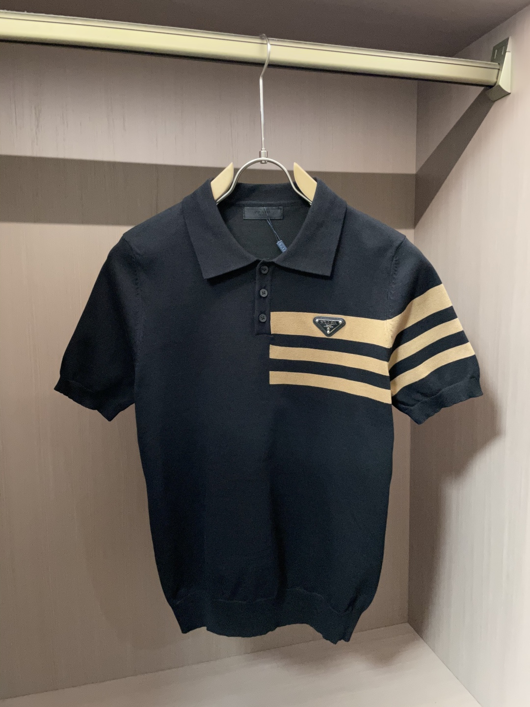 NO:519738,Prad 2025ss autumn and winter base new men's knitted short-sleeved shirt!  Exclusive first release is made of ultra-fine fiber and high elastic Yilit yarn. The texture and texture are super soft, very thin and soft, and the feel is extremely delicate and silky. The finer the yarn, the harder it is to work, and it is very time-consuming and material-consuming. It is a super rare product. The particularity of the fabric of each piece of clothing makes it silky soft and lubricating. The unique embroidery pattern on the chest can feel its softness and smoothness when it comes into contact with the skin!  The overall simple and atmospheric, continues the classic, calm and atmospheric, and naturally exudes casual and elegant Size M-3XL, prada, T-shirt, alexander wang19860909Prad 2025ss秋冬打底新品男士针织短袖衫！独家首发 采用纤维超细与高弹的伊力特纱线织造而成,质感与纹理都是超级的柔和,非常的轻薄柔软,手感极其的细腻丝滑,纱线越细做工就越难,并且非常的耗时耗料,超级难得一见的佳品,每件衣服的面料的特殊性使它具有丝般的柔软和润滑,胸前独特刺绣图案,与肌肤接触就能感觉到它的柔软和爽滑！整体简洁、大气,延续经典,沉稳大气的经典配色,自然散发出的休闲儒雅 尺码M-3XL,,prada,T-shirt,alexander wang,Men's clothing