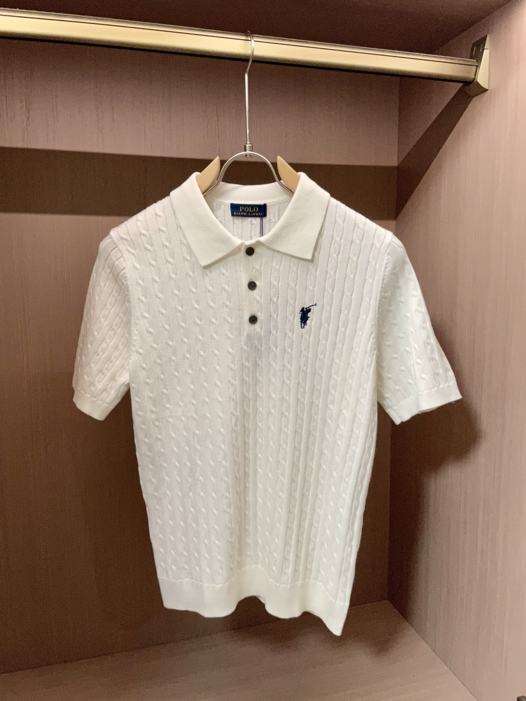 NO:519739,Ruff Lauren 2025ss Autumn and Winter Base New Men's Knitted Short Sleeve Shirt!  Exclusive first release is made of ultra-fine fiber and high elastic Yilit yarn. The texture and texture are super soft, very thin and soft, and the feel is extremely delicate and silky. The finer the yarn, the harder it is to work, and it is very time-consuming and material-consuming. It is a super rare product. The particularity of the fabric of each piece of clothing makes it silky soft and lubricating. The unique embroidery pattern on the chest can feel its softness and smoothness when it comes into contact with the skin!  The overall simple and atmospheric, continues the classic, calm and atmospheric, and naturally exudes casual and elegant Size M-3XL, T-shirt, alexander wang19860909拉夫劳伦 2025ss秋冬打底新品男士针织短袖衫！独家首发 采用纤维超细与高弹的伊力特纱线织造而成,质感与纹理都是超级的柔和,非常的轻薄柔软,手感极其的细腻丝滑,纱线越细做工就越难,并且非常的耗时耗料,超级难得一见的佳品,每件衣服的面料的特殊性使它具有丝般的柔软和润滑,胸前独特刺绣图案,与肌肤接触就能感觉到它的柔软和爽滑！整体简洁、大气,延续经典,沉稳大气的经典配色,自然散发出的休闲儒雅 尺码M-3XL,,T-shirt,alexander wang,Men's clothing