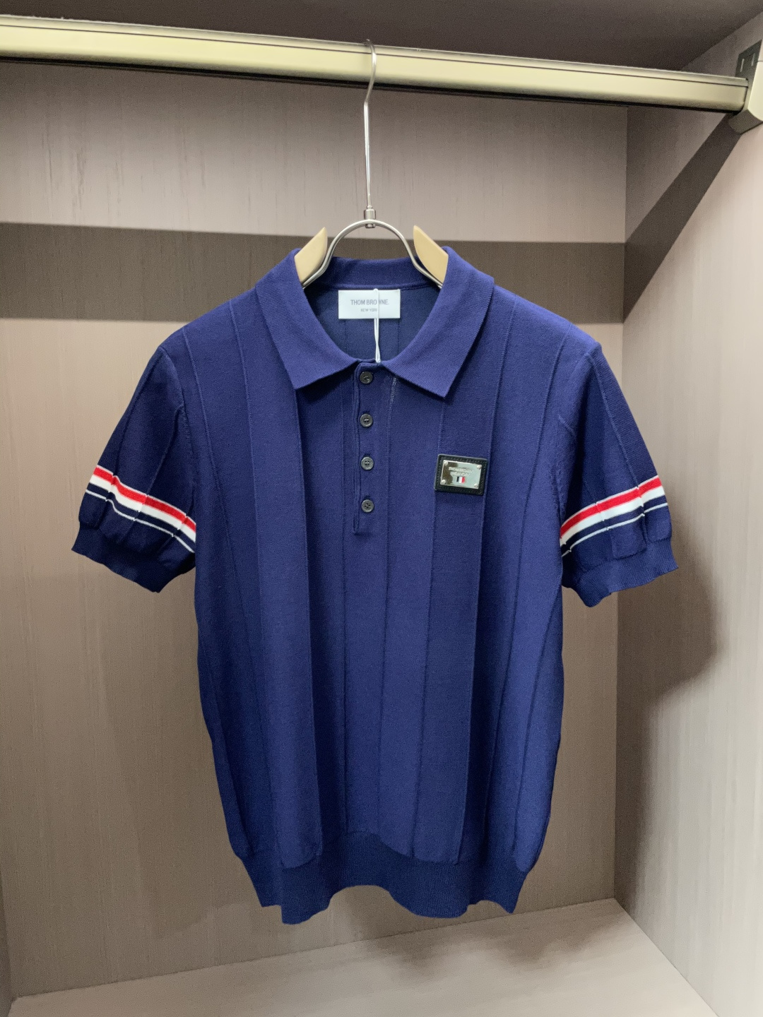 NO:519742,TB 2025ss autumn and winter base new men's knitted short-sleeved shirt!  Exclusive first release is made of ultra-fine fiber and high elastic Yilit yarn. The texture and texture are super soft, very thin and soft, and the feel is extremely delicate and silky. The finer the yarn, the harder it is to work, and it is very time-consuming and material-consuming. It is a super rare product. The particularity of the fabric of each piece of clothing makes it silky soft and lubricating. The unique embroidery pattern on the chest can feel its softness and smoothness when it comes into contact with the skin!  The overall simple and atmospheric, continues the classic, calm and atmospheric, and naturally exudes casual and elegant Size M-3XL, T-shirt, alexander wang19860909TB 2025ss秋冬打底新品男士针织短袖衫！独家首发 采用纤维超细与高弹的伊力特纱线织造而成,质感与纹理都是超级的柔和,非常的轻薄柔软,手感极其的细腻丝滑,纱线越细做工就越难,并且非常的耗时耗料,超级难得一见的佳品,每件衣服的面料的特殊性使它具有丝般的柔软和润滑,胸前独特刺绣图案,与肌肤接触就能感觉到它的柔软和爽滑！整体简洁、大气,延续经典,沉稳大气的经典配色,自然散发出的休闲儒雅 尺码M-3XL,,T-shirt,alexander wang,Men's clothing