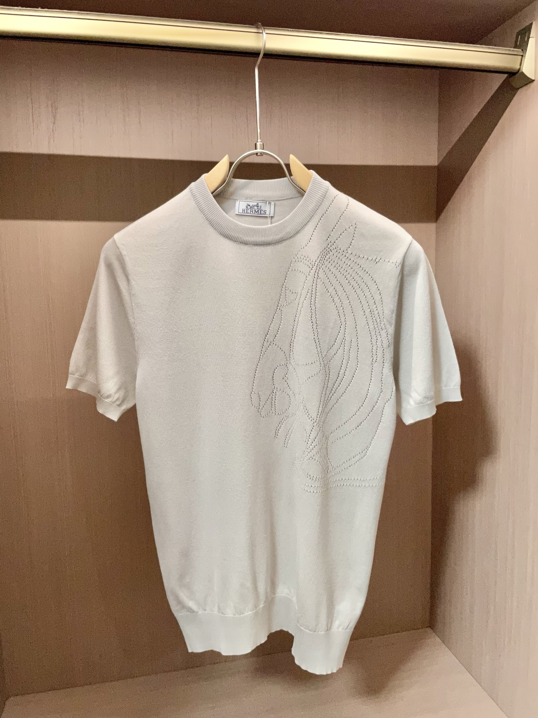 NO:519745,H 2025ss autumn and winter base new men's knitted short-sleeved shirt!  Exclusive first release is made of ultra-fine fiber and high elastic Yilit yarn. The texture and texture are super soft, very thin and soft, and the feel is extremely delicate and silky. The finer the yarn, the harder it is to work, and it is very time-consuming and material-consuming. It is a super rare product. The particularity of the fabric of each piece of clothing makes it silky soft and lubricating. The unique embroidery pattern on the chest can feel its softness and smoothness when it comes into contact with the skin!  The overall simple and atmospheric, continues the classic, calm and atmospheric, and naturally exudes casual and elegant Size M-3XL, T-shirt, alexander wang19860909H 2025ss秋冬打底新品男士针织短袖衫！独家首发 采用纤维超细与高弹的伊力特纱线织造而成,质感与纹理都是超级的柔和,非常的轻薄柔软,手感极其的细腻丝滑,纱线越细做工就越难,并且非常的耗时耗料,超级难得一见的佳品,每件衣服的面料的特殊性使它具有丝般的柔软和润滑,胸前独特刺绣图案,与肌肤接触就能感觉到它的柔软和爽滑！整体简洁、大气,延续经典,沉稳大气的经典配色,自然散发出的休闲儒雅 尺码M-3XL,,T-shirt,alexander wang,Men's clothing