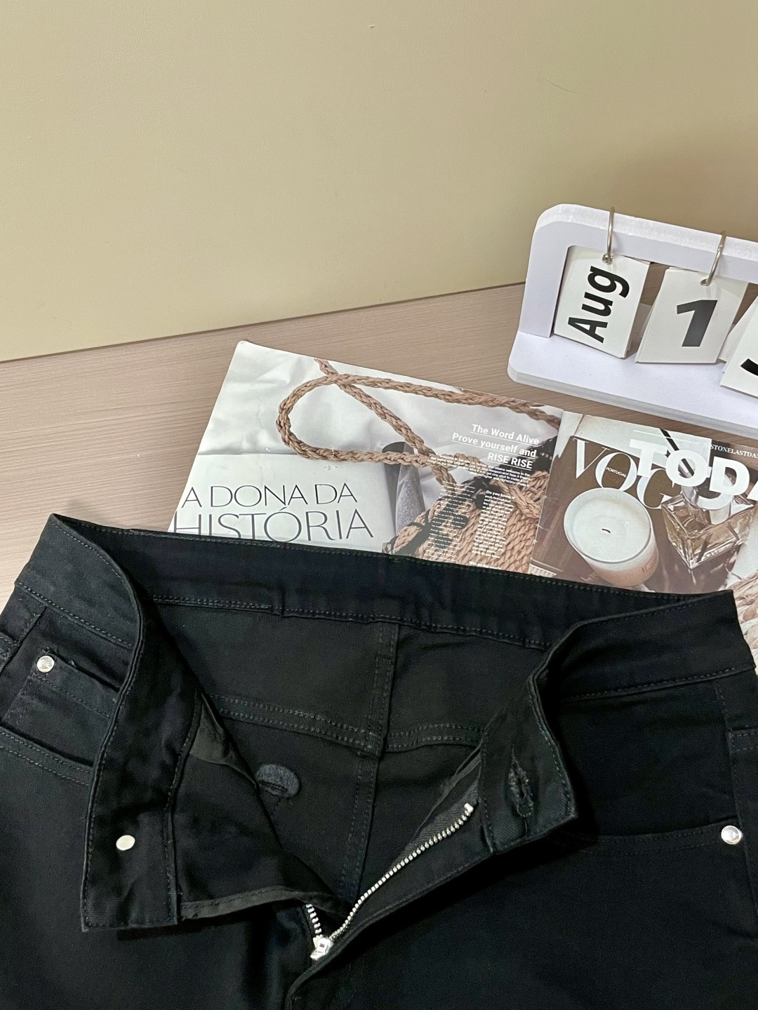 lP🆕专柜最新同款牛仔裤 面料版型做工绝绝子好穿不挑身材在搭配上没有太多的限制 随意简洁的衬托其他单品，