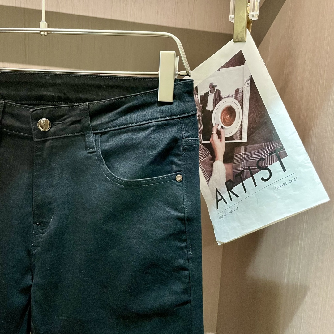 lP🆕专柜最新同款牛仔裤 面料版型做工绝绝子好穿不挑身材在搭配上没有太多的限制 随意简洁的衬托其他单品，