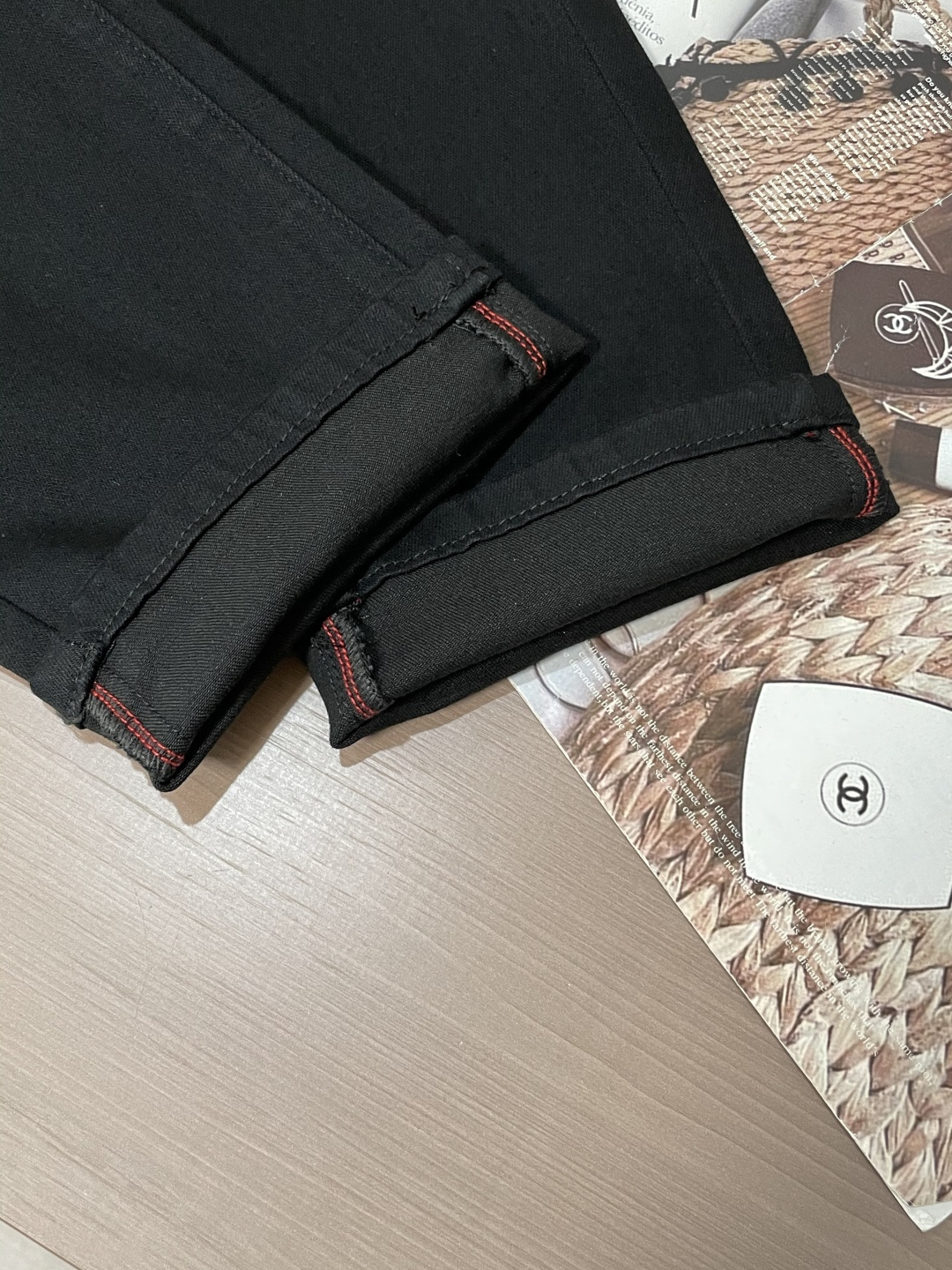 lP🆕专柜最新同款牛仔裤 面料版型做工绝绝子好穿不挑身材在搭配上没有太多的限制 随意简洁的衬托其他单品，