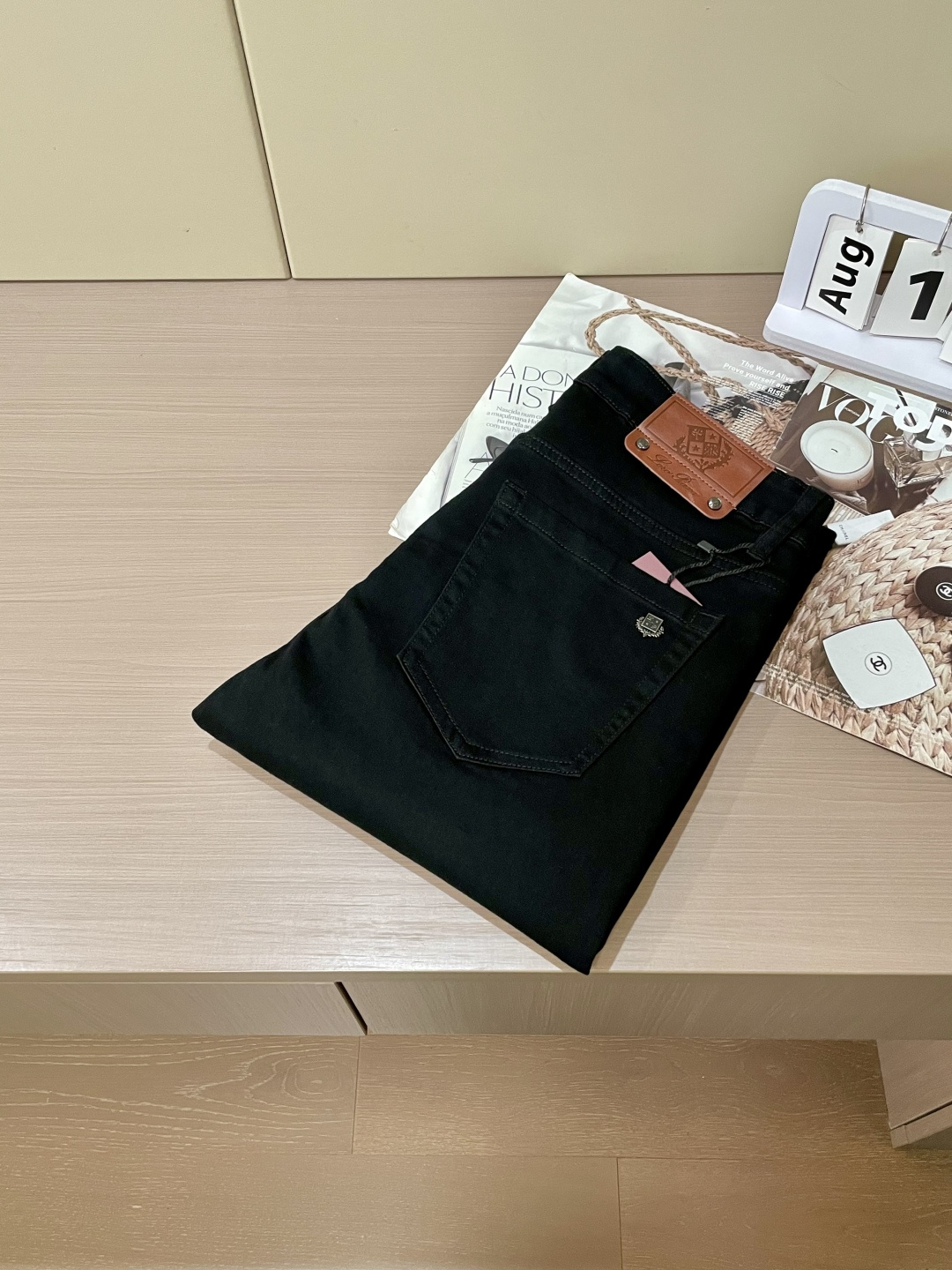 lP🆕专柜最新同款牛仔裤 面料版型做工绝绝子好穿不挑身材在搭配上没有太多的限制 随意简洁的衬托其他单品，