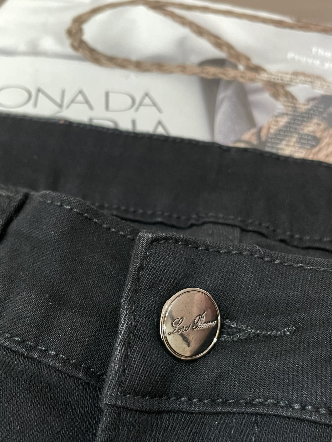 lP🆕专柜最新同款牛仔裤 面料版型做工绝绝子好穿不挑身材在搭配上没有太多的限制 随意简洁的衬托其他单品，