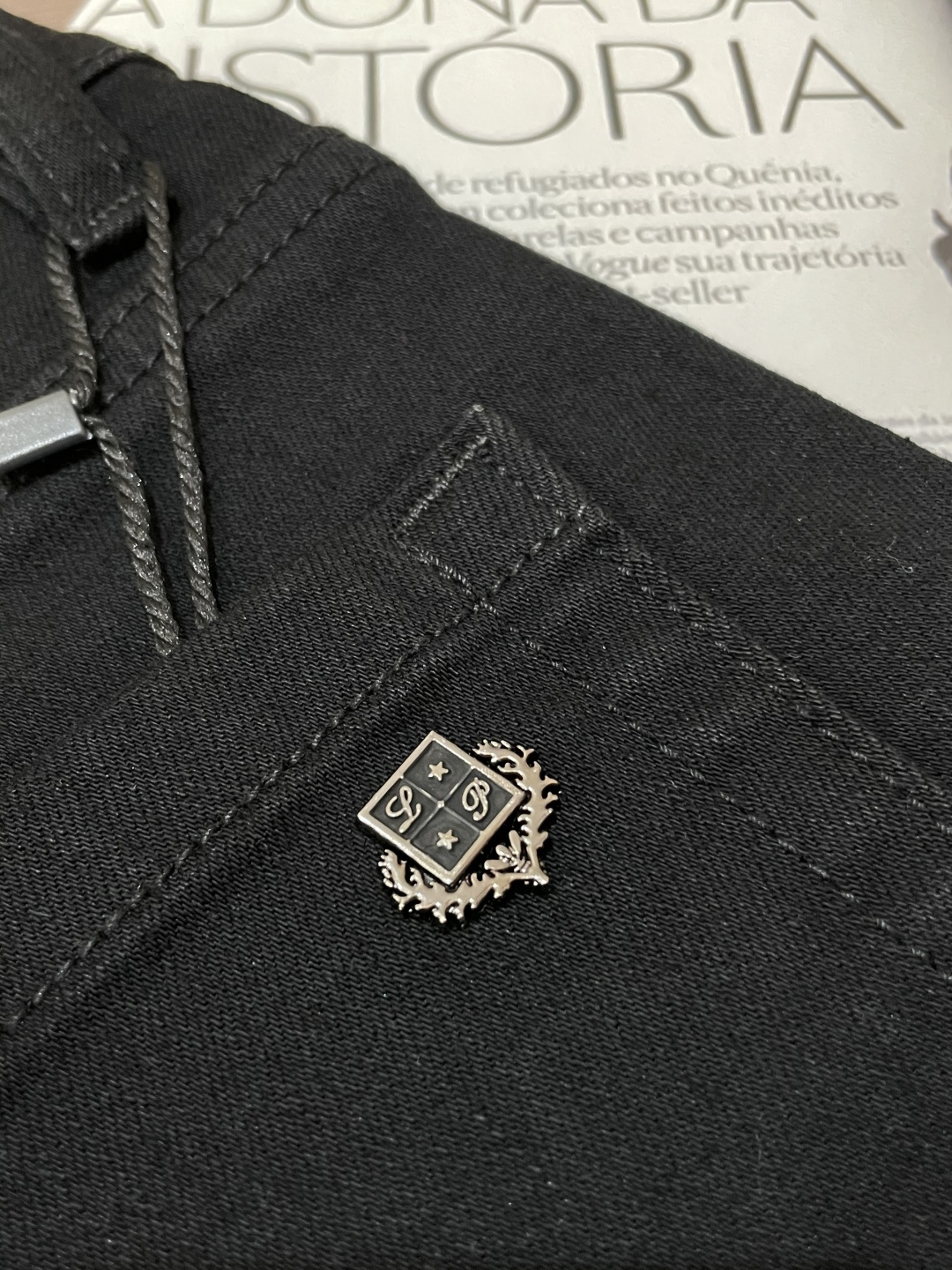 lP🆕专柜最新同款牛仔裤 面料版型做工绝绝子好穿不挑身材在搭配上没有太多的限制 随意简洁的衬托其他单品，